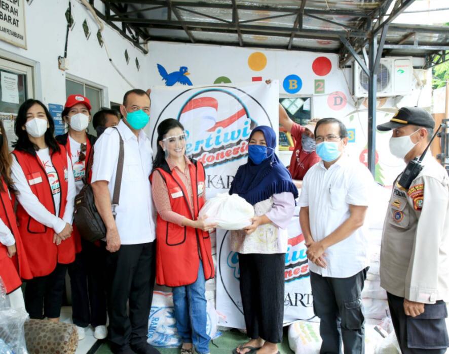 Pertiwi Indonesia menyerahkan bantuan paket sembako ke warga Asrama Polri Petamburan