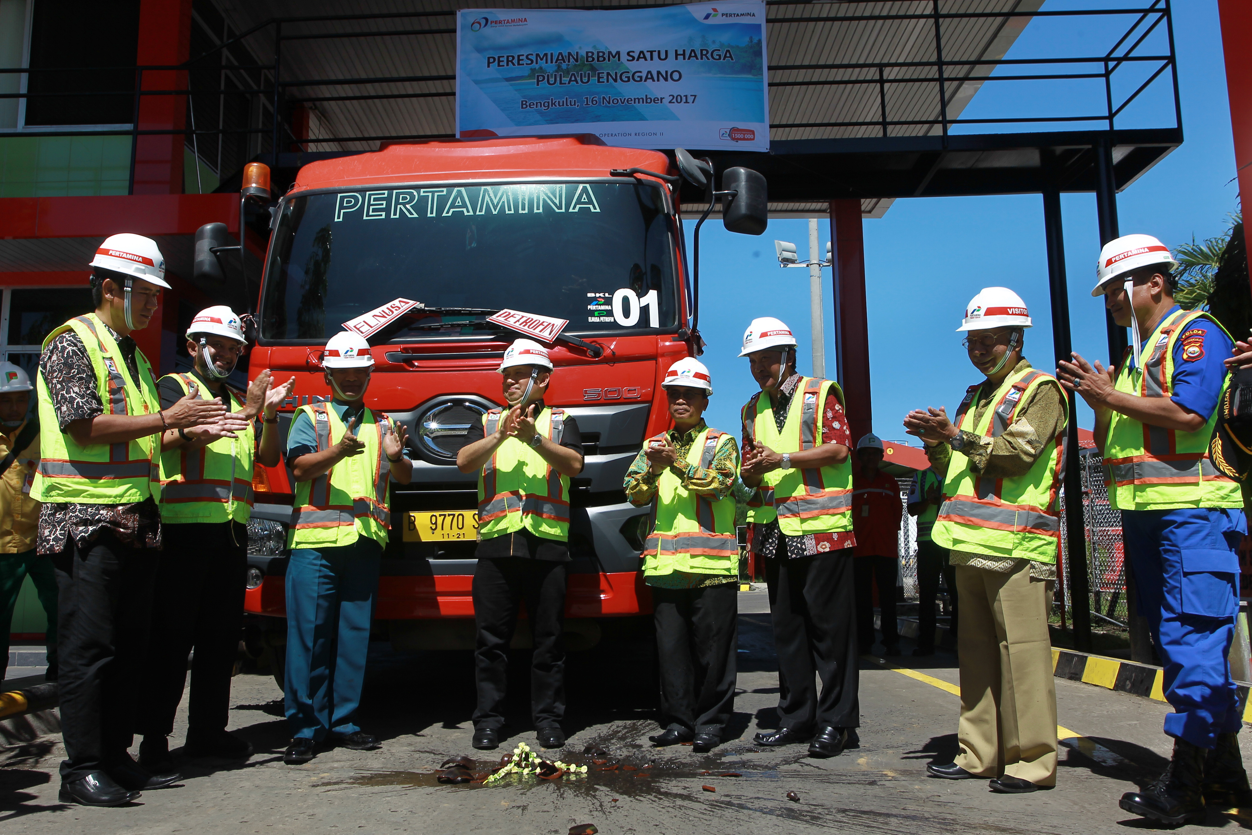 PT Pertamina Bengkulu melakukan prosesi pemecahan kendi saat peresmian BBM satu harga untuk Pulau Enggano, Bengkulu.