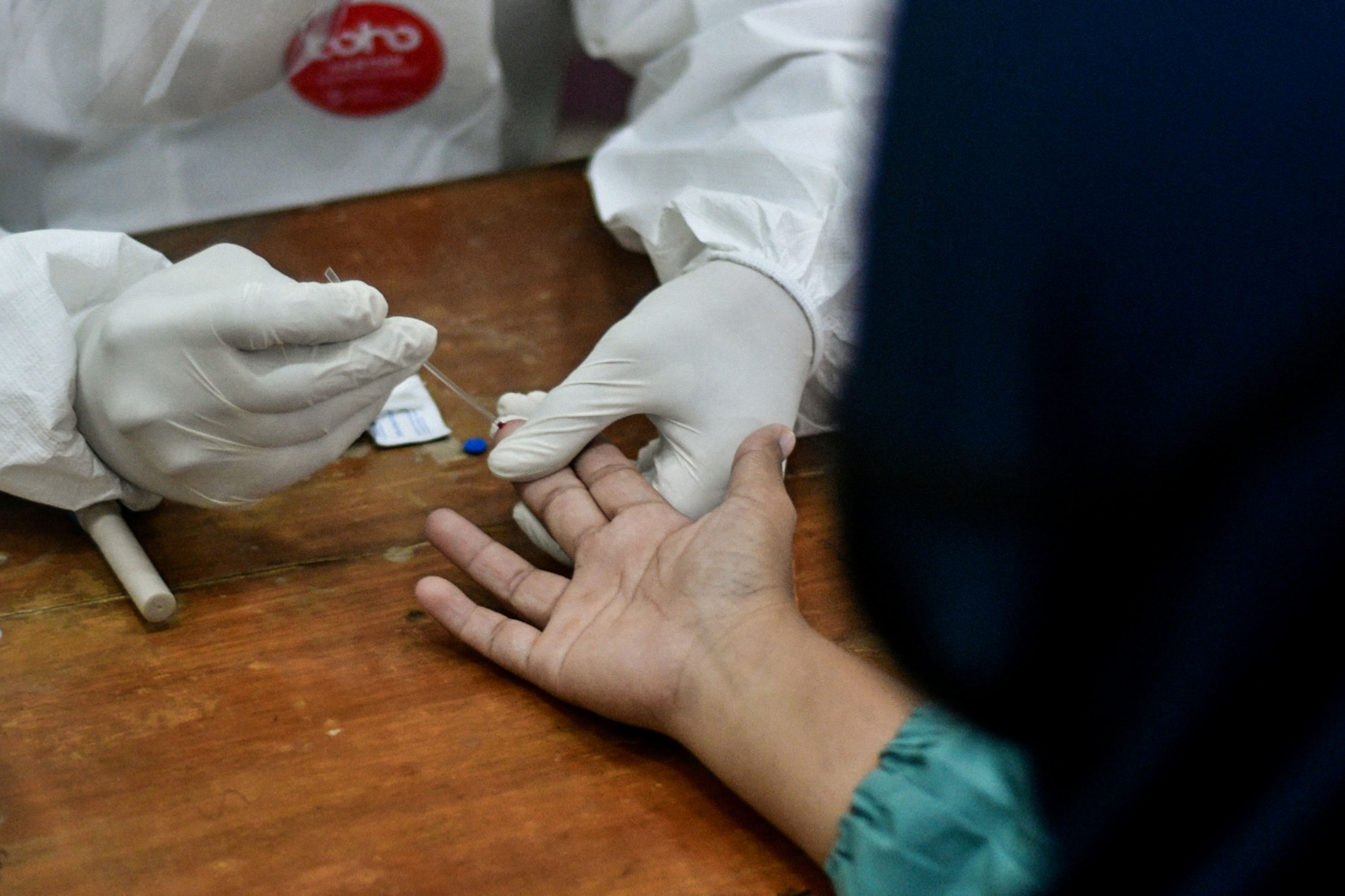 Tenaga medis melakukan rapid test covid-19 