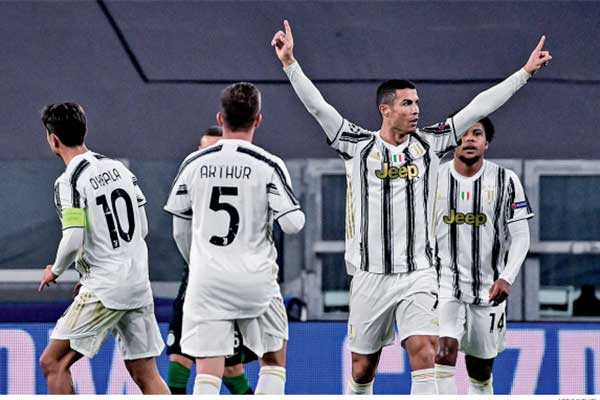 Penyerang Juventus Cristiano Ronaldo melakukan selebrasi setelah mencetak gol penyeimbang ke gawang Ferencva