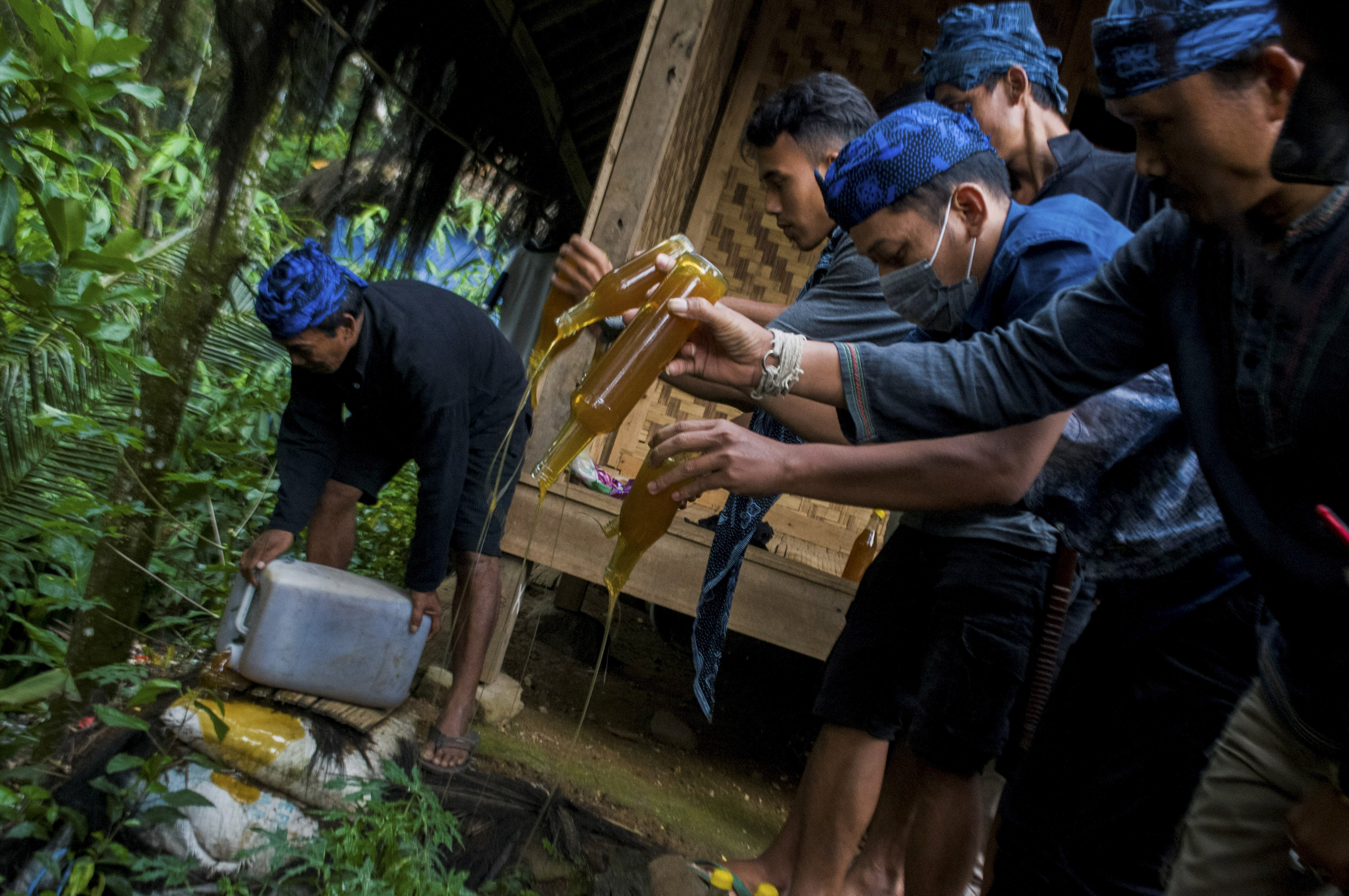 Warga Baduy membuang barang bukti madu palsu sitaan dari masyarakat Baduy di Kampung Kaduketug, Lebak, Banten, Minggu (22/11/2020)