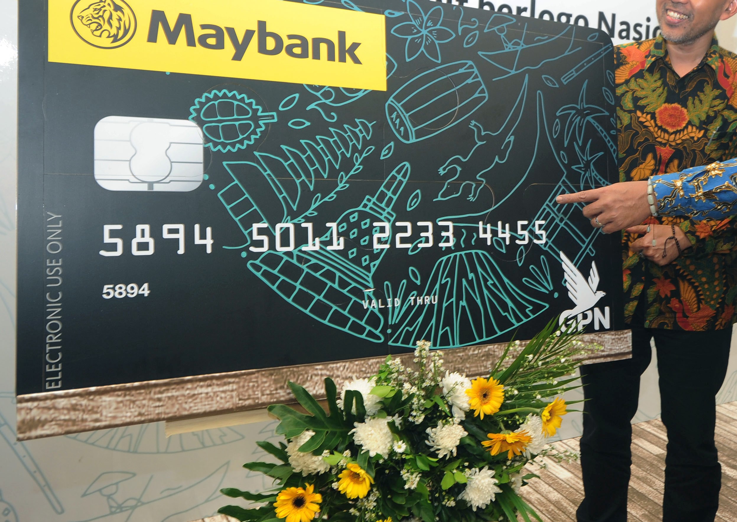 Ilustrasi replika Kartu ATM/Debit dengan logo Maybank. 