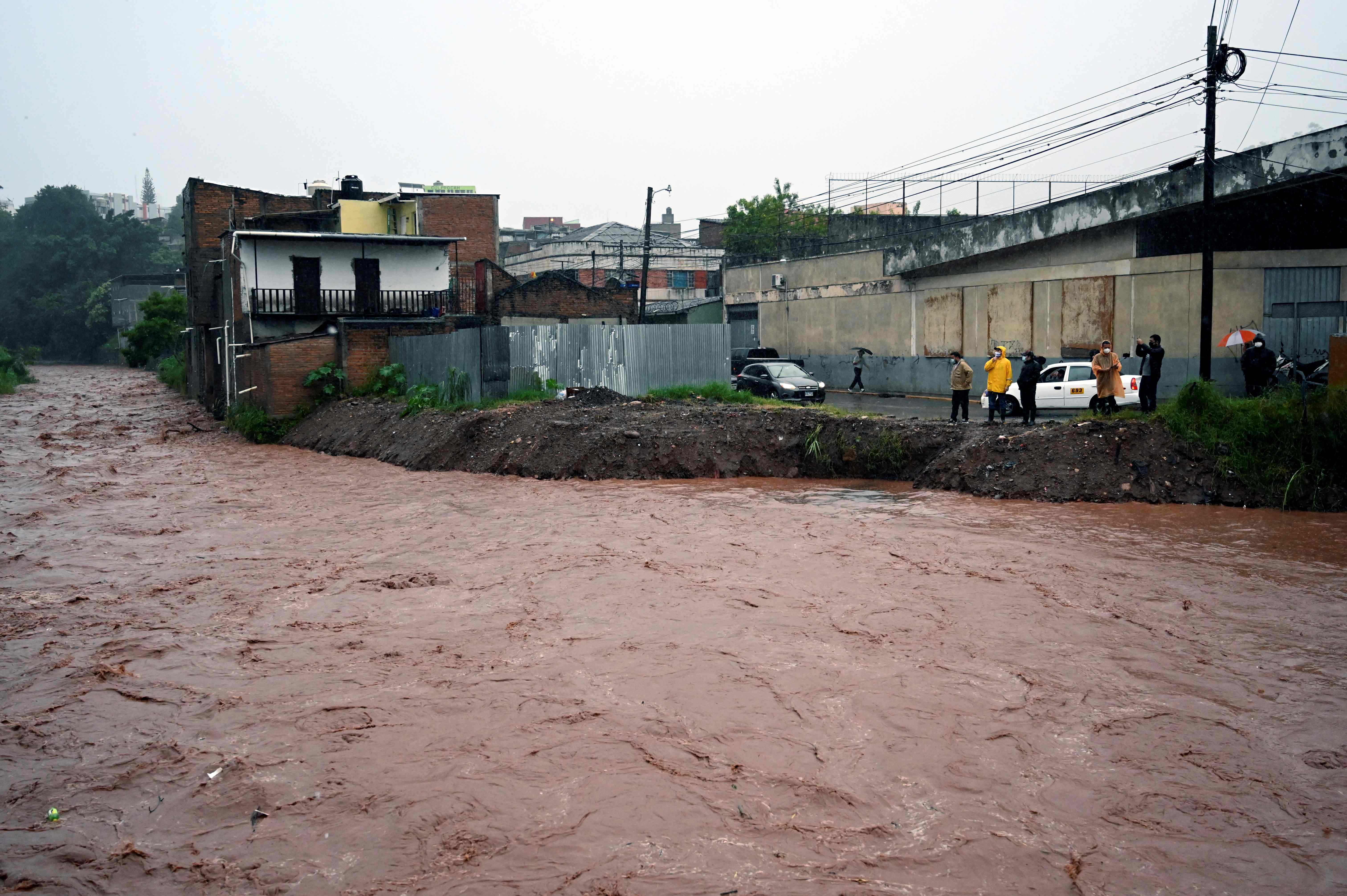 Badai Iota menyebabkan Sungai Chiquito di wilayah La Hoya, Tegucigalpa, Nikaragua meluap, Selasa (17/11/2020).