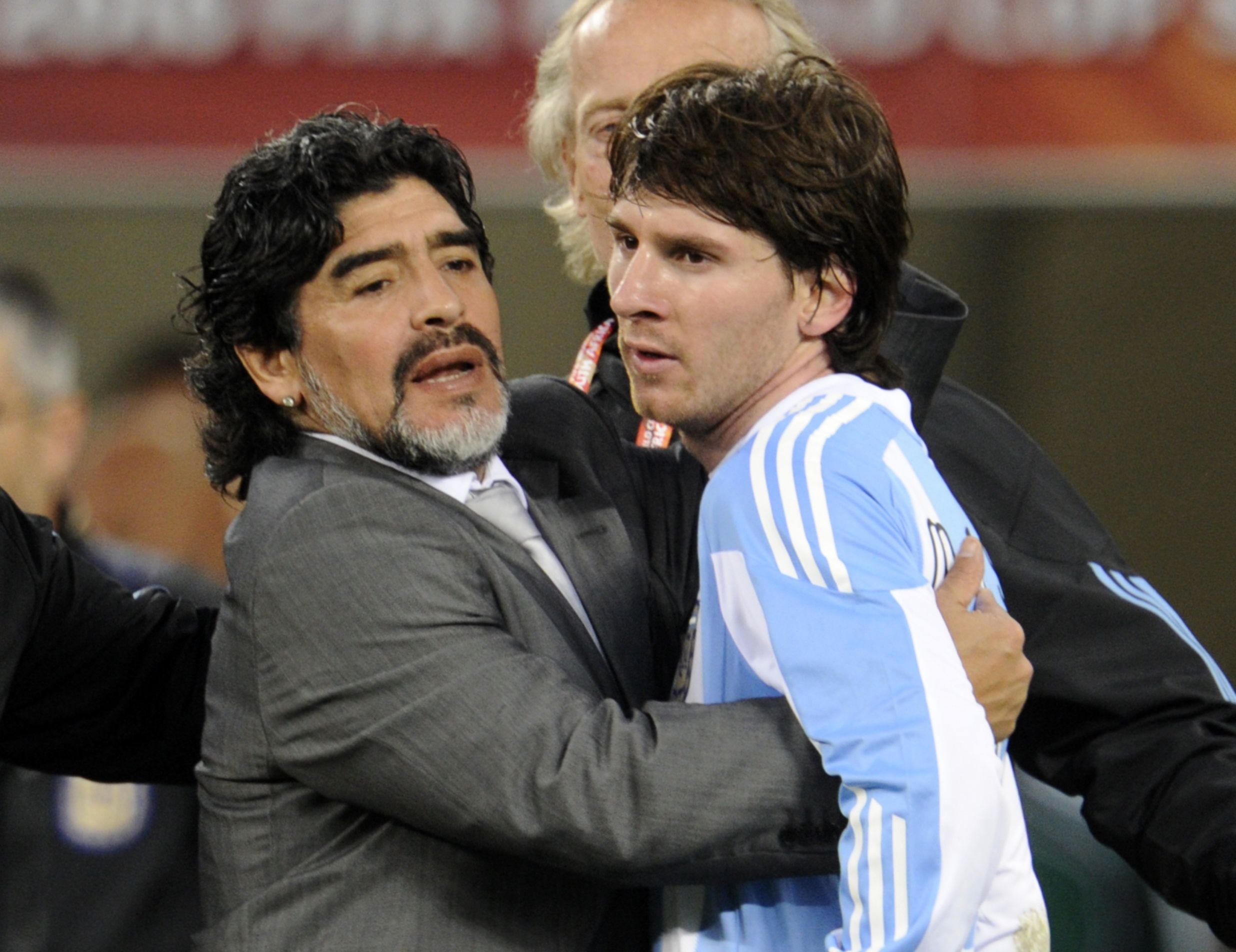 Legenda sepak bola Argentina Diego Maradona (kiri) memeluk Lionel Messi, 3 Juli 2010 lalu.