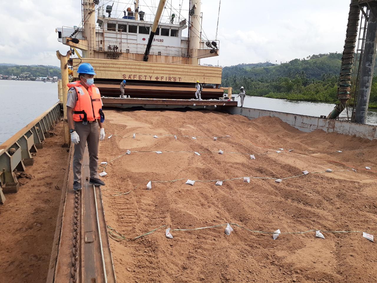Kementan melalui Karantina Pertanian Manado kembali  melepas 6.000 ton bungkil kelapa asal Sulut ke negara India.