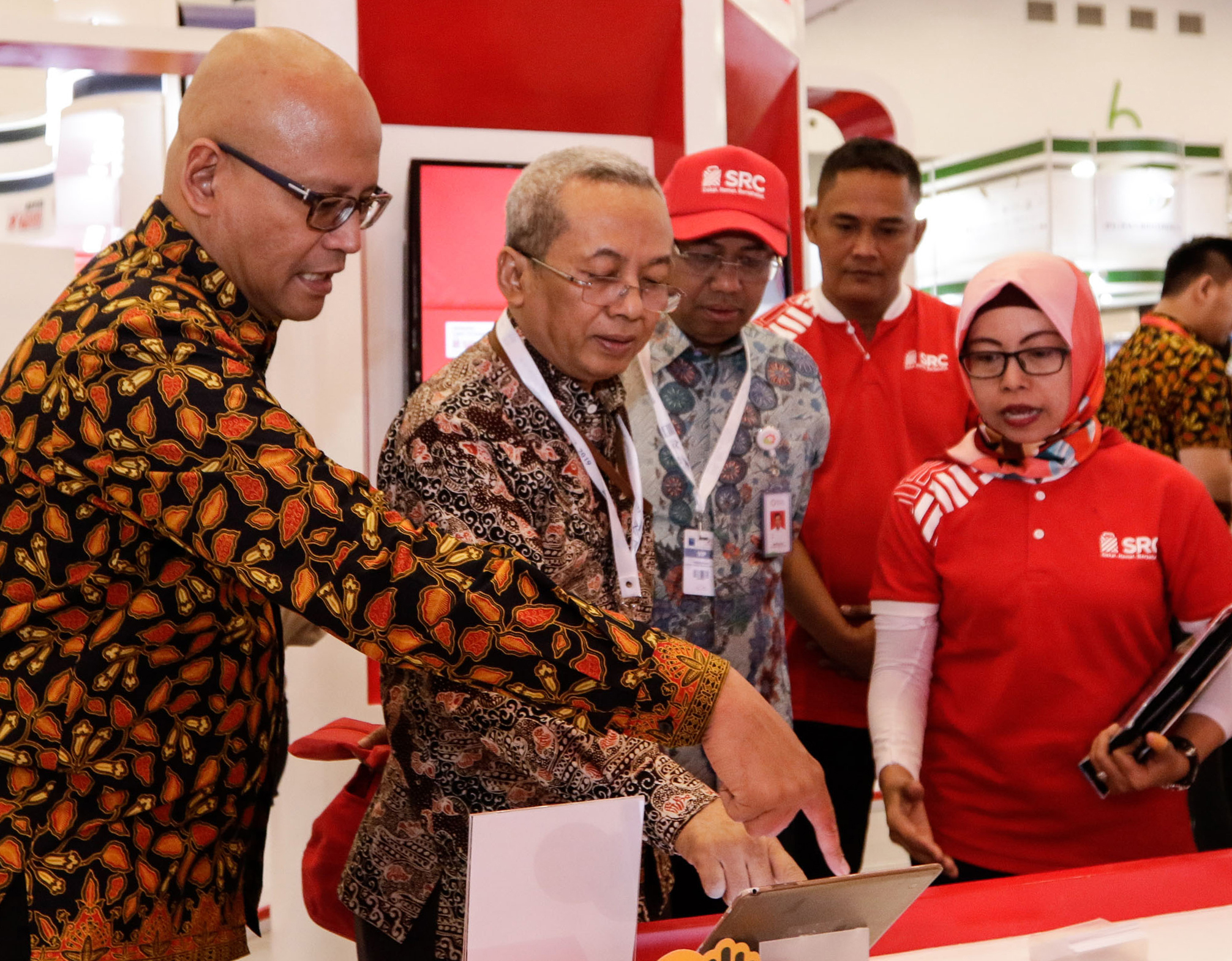 Kepala Urusan Fiskal PT HM Sampoerna Tbk (Sampoerna) Ishak Danuningrat (kiri) dukung pengembangan UMKM.