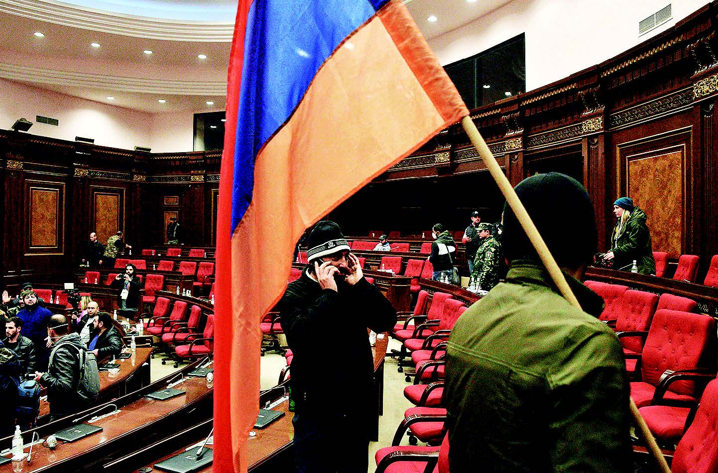 Massa menduduki parlemen saat aksi protes kesepakatan negara untuk mengakhiri pertikaian dengan Azerbaijan atas sengketa wilayah Nagorno 