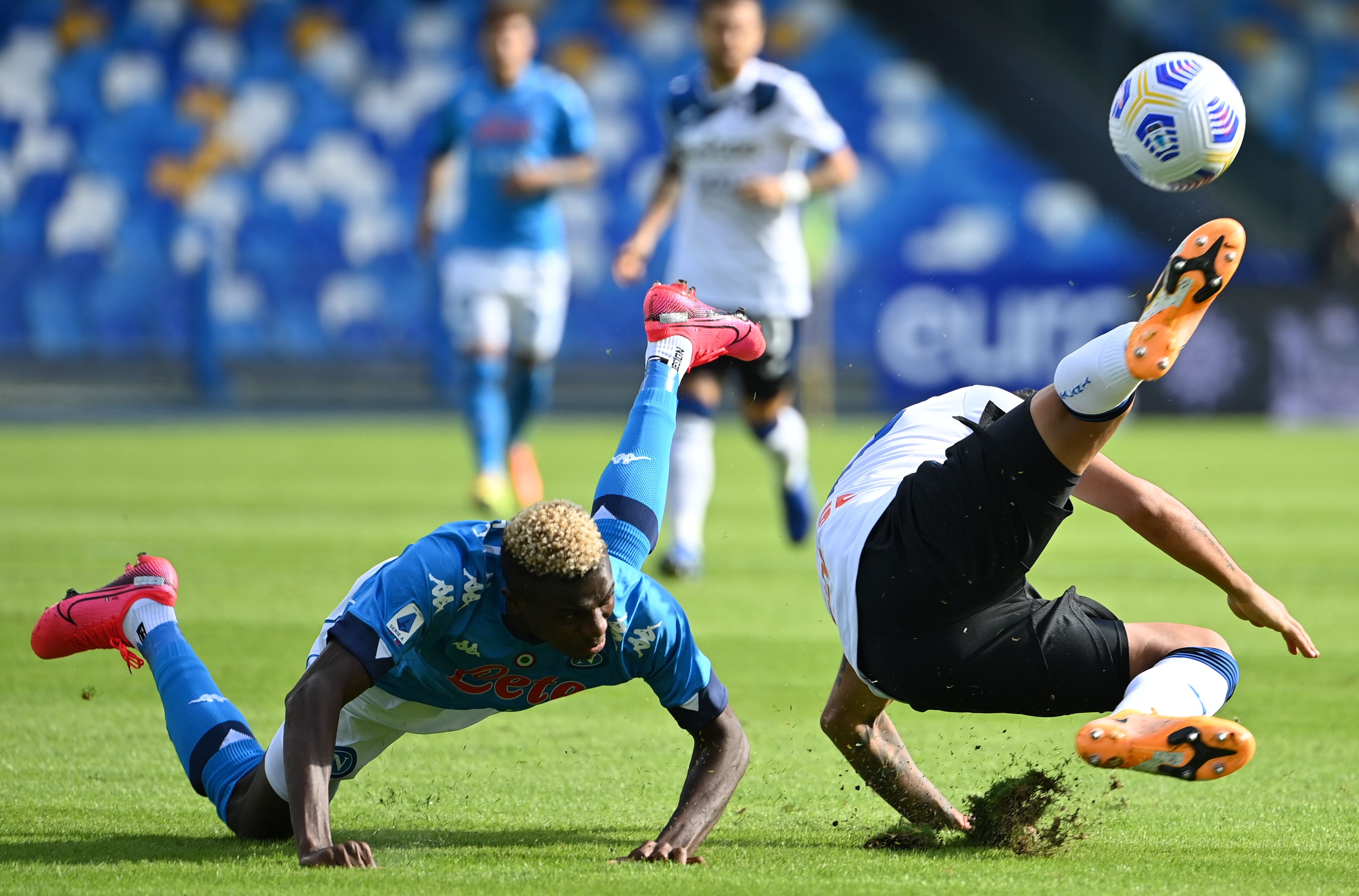 Victor Osimhen (sepatu merah) mencetak gol tunggal yang sudah cukup untuk membawa Napoli menang 1-0 atas Bologna, Senin (9/11)
