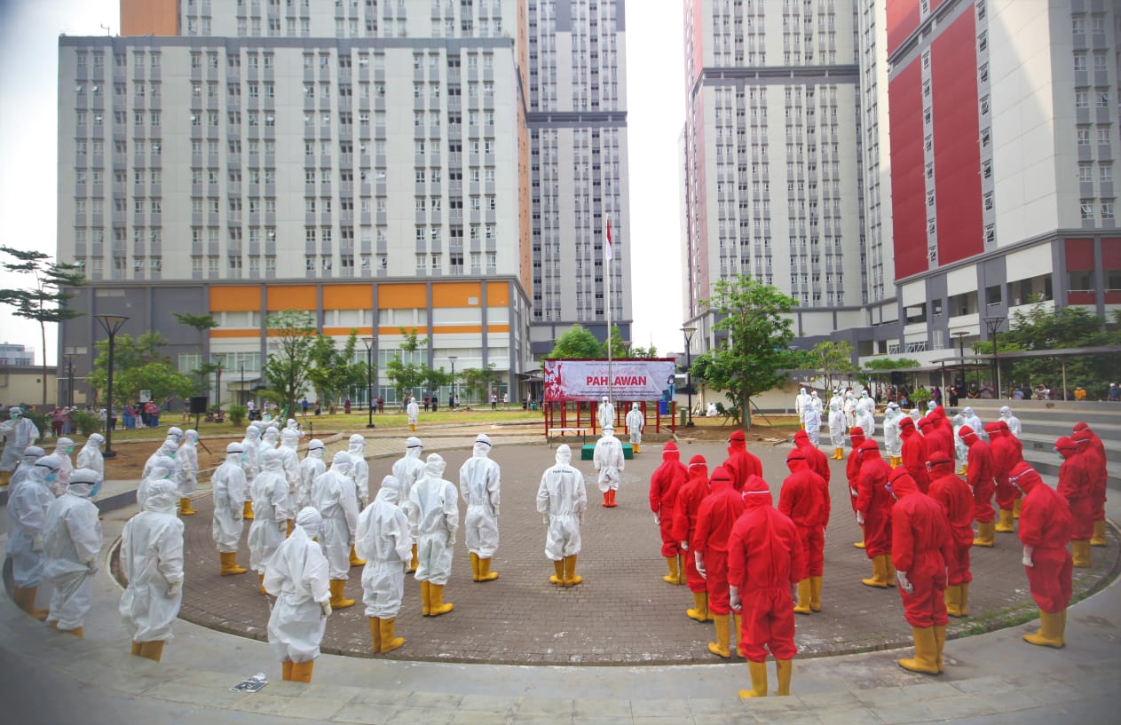 Tenaga kesehatan RSDC Wisma atlet upacara memperingati Hari Pahlawan.