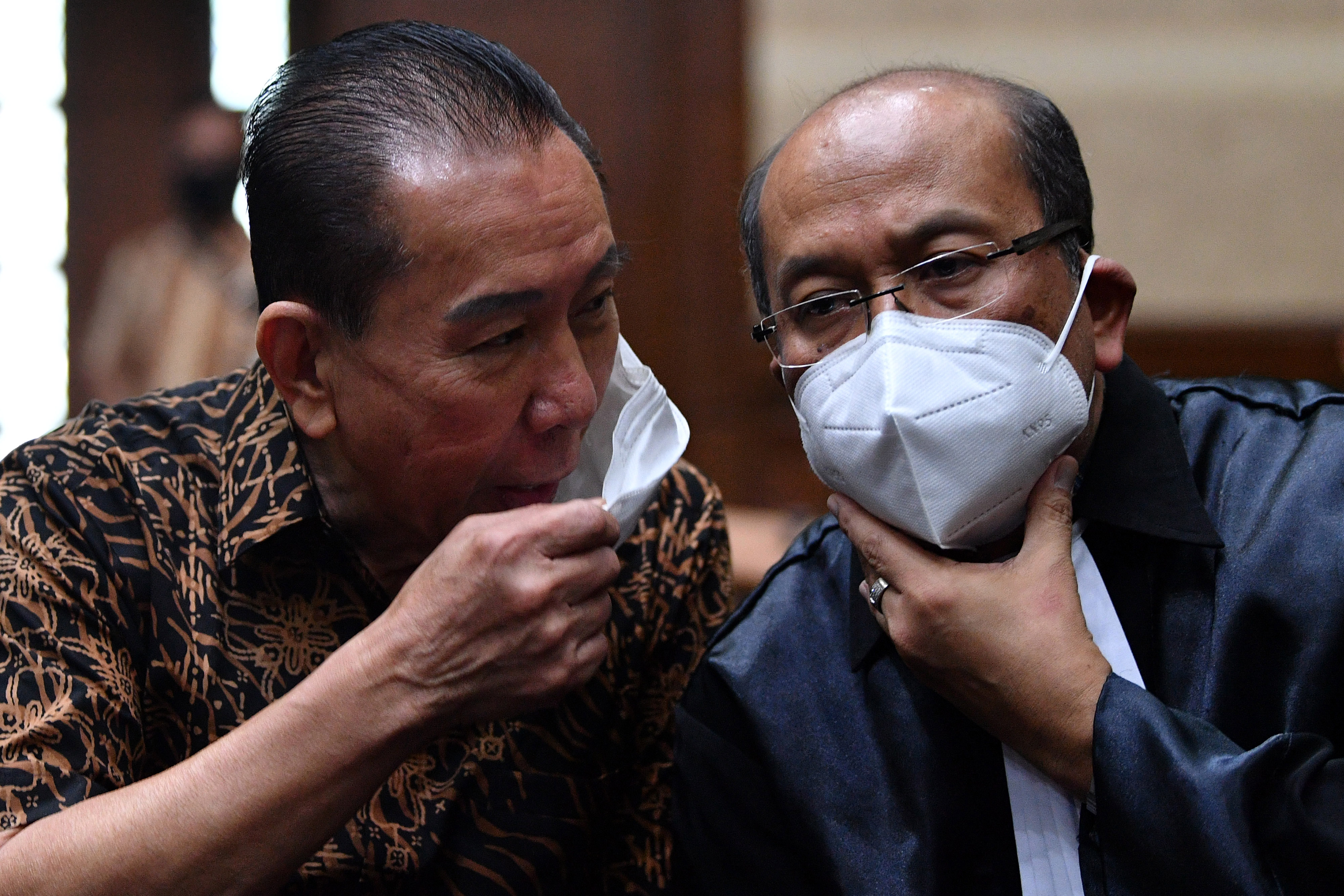Terpidana kasus cessie Bank Bali Djoko Tjandra (kiri) yang juga terdakwa berbincang dengan kuasa hukumnya.