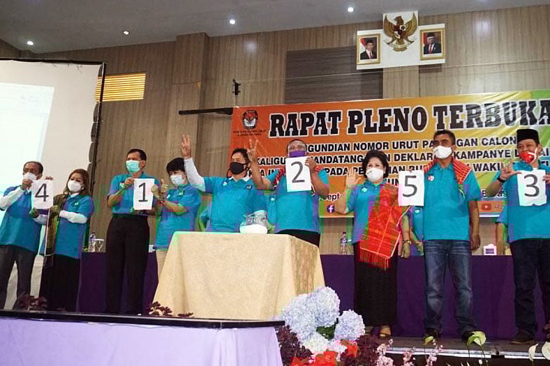 LIMA PASANGAN BERSAING: Lima pasangan calon Bupati dan Wakil Bupati Karo memegang nomor urut saat pengundian oleh KPU Kabupaten Karo, Sumatr