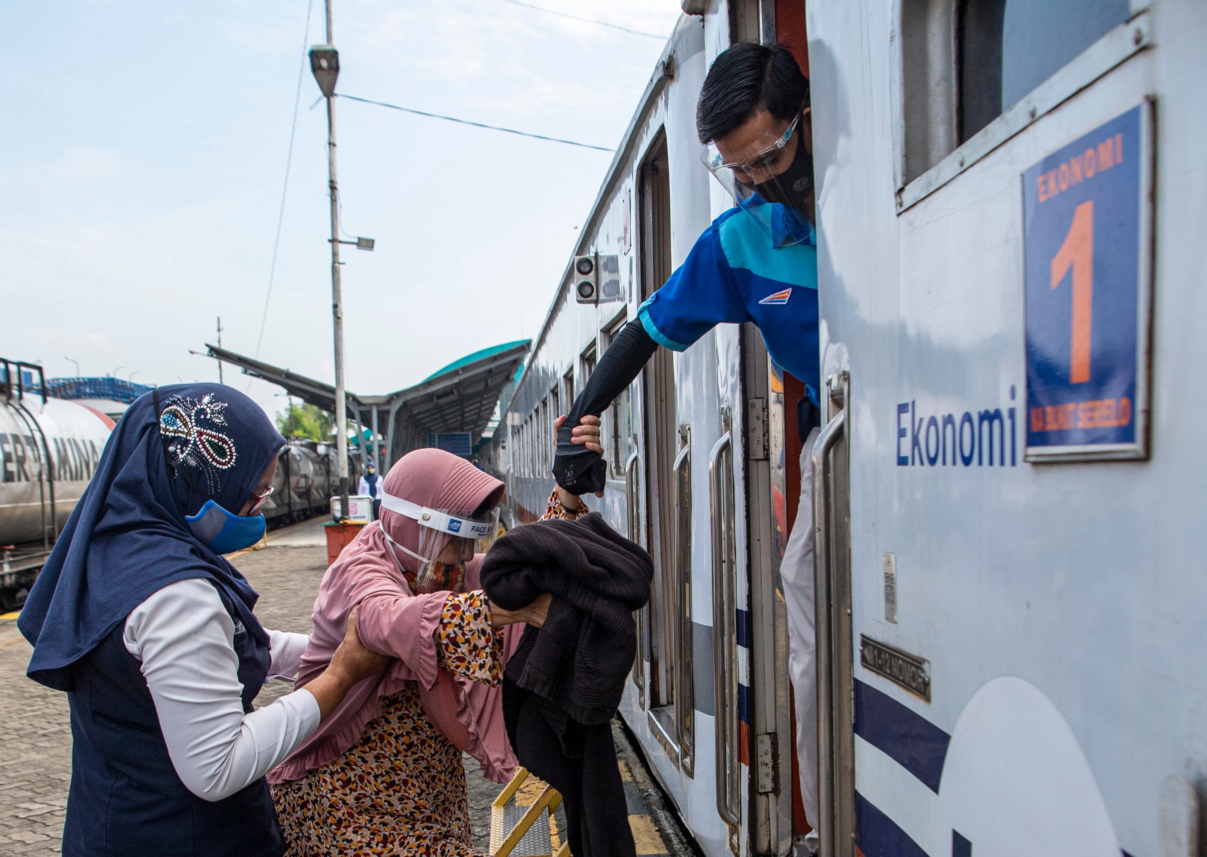 Penumpang menaiki kereta api