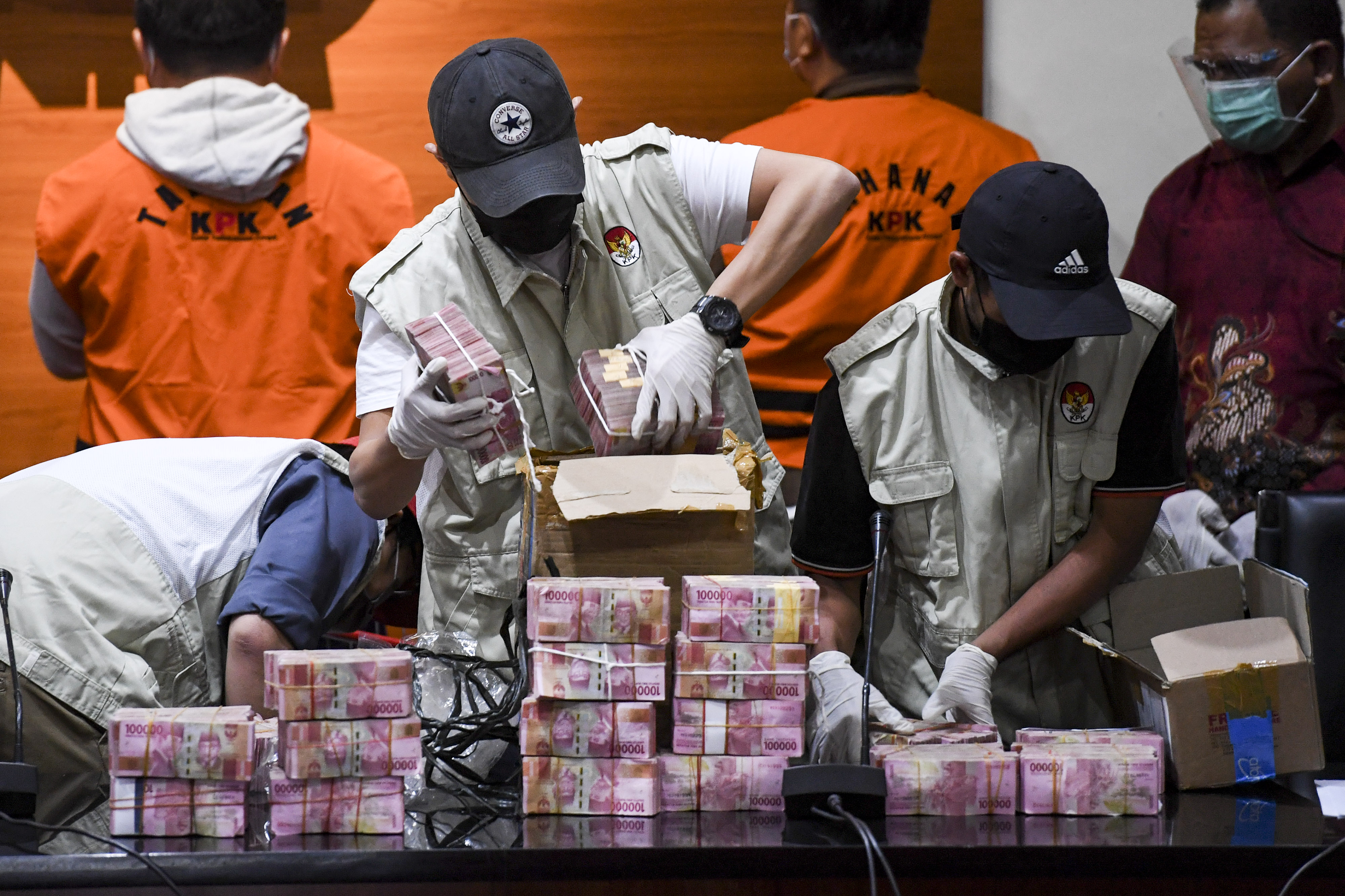 Penyidik KPK menunjukan barang bukti berupa uang tunai saat konferensi pers OTT Bupati Banggai Laut Wenny Bukamo di gedung KPK, Jakarta.