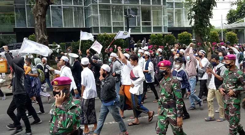 Sejumlah personel Marinir TNI AL berjaga saat massa melakukan demonstrasi 1812 berkonsentrasi di Patung Kuda, Monas, 