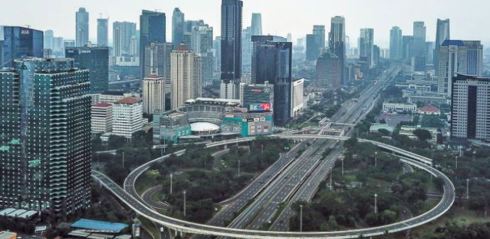 Foto udara kawasan pusat bisnis di Jakarta yang lengang saat pemberlakuan pembatasan sosial berskala besar (PSBB), Jumat (10/4/2020).