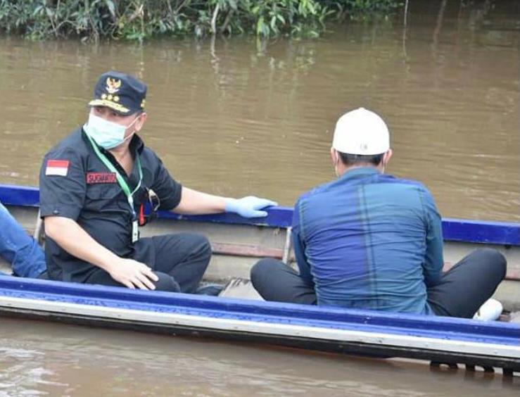 Gubernur Kalteng Sugianto Sabran membantu sebanyak 10 unit perahu klotok berikut mesinnya untuk sejumlah sekolah menengah atas dan kejuruan.