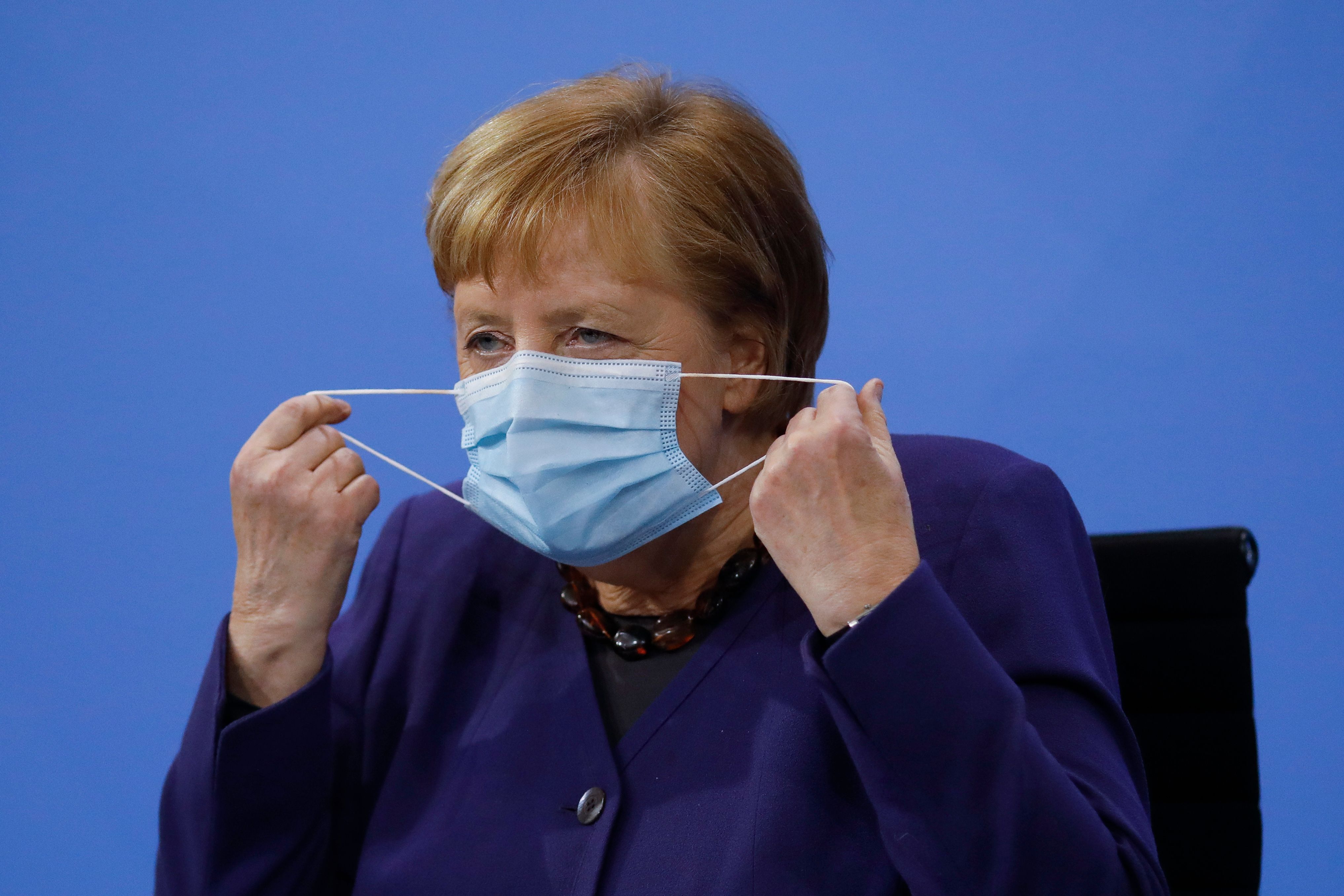 Kanselir Jerman Angela Merkel mengenakan masker