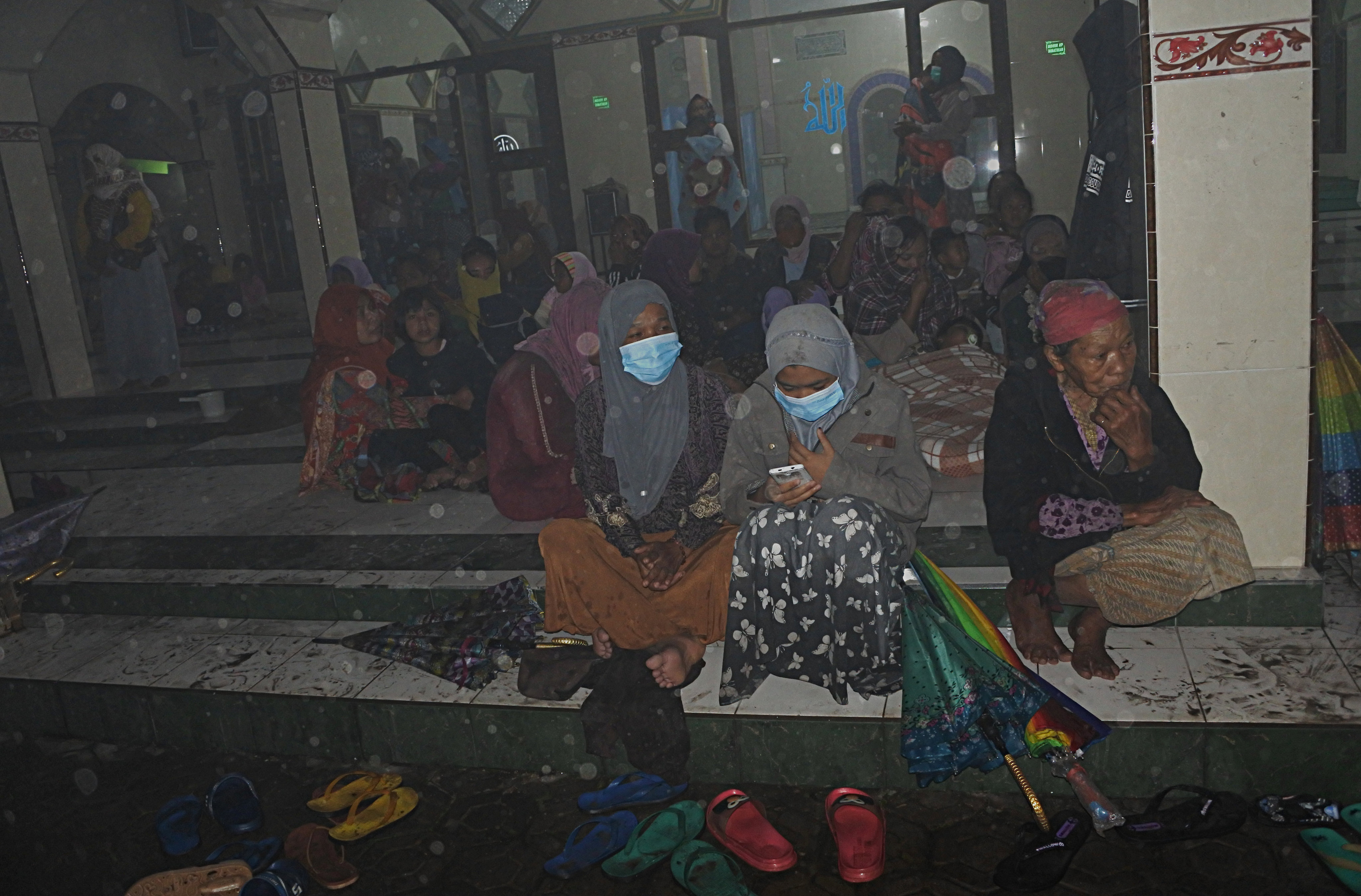 Warga mengungsi akibat letusan Gunung Semeru di Kecamatan Pronojiwo, Lumajang, Jawa Timur, Selasa (1/12/2020). 