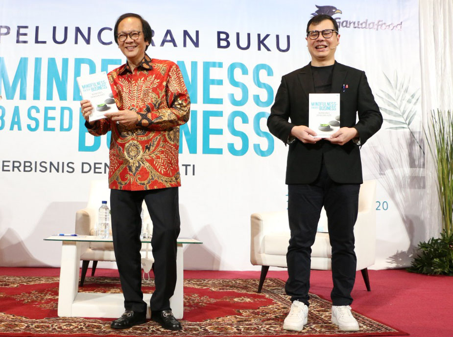 Anggota Dewan Pengarah BPIP Sudhamek AWS (kiri) dalam peluncuran bukunya, 'Mindfulness Based Business: Berbisnis dengan Hati'. 