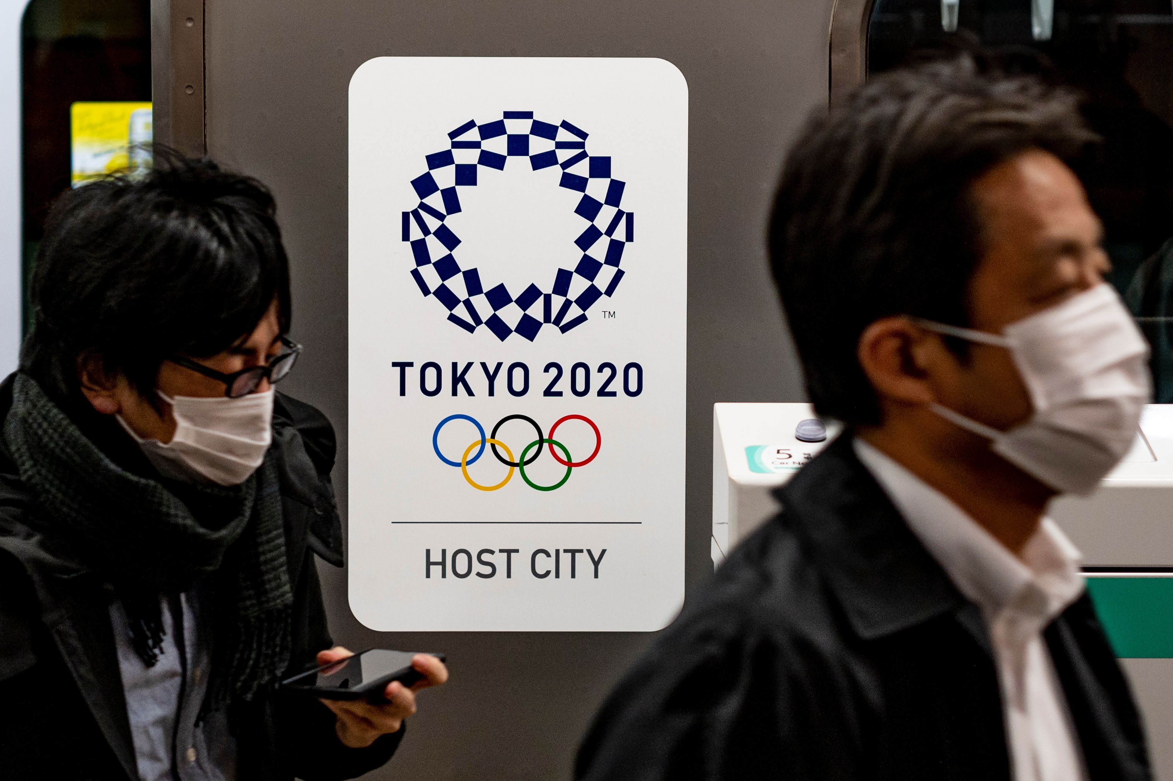 Warga melintas di depan logo Olimpiade Tokyo di Tokyo, Jepang.
