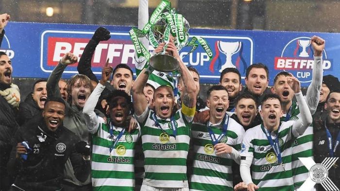 Pemain Celtic merayakan kemenangan meraih tropi Piala Skotlandia 2019/20 