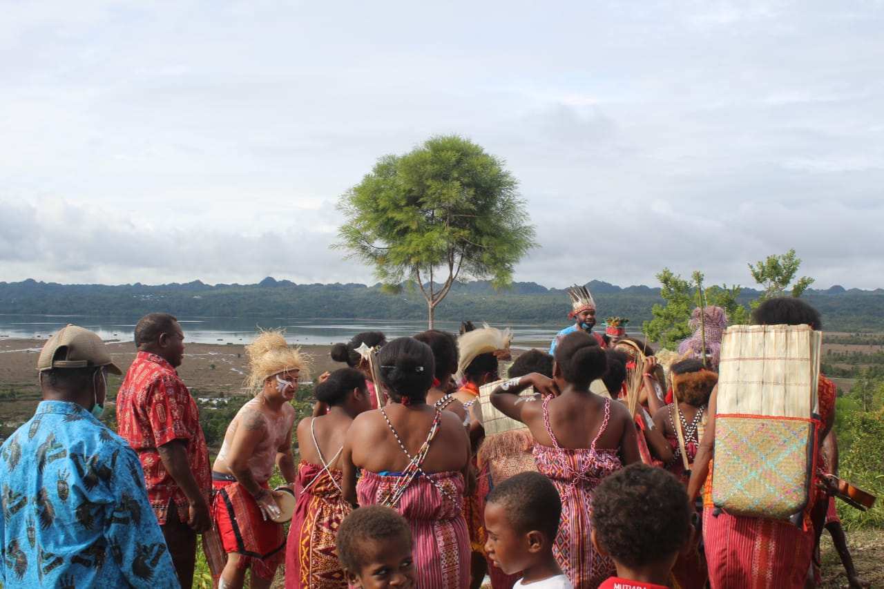 Kementerian Pariwisata mengunjungi Danau Ayamaru di Kabupaten Maybrat.
