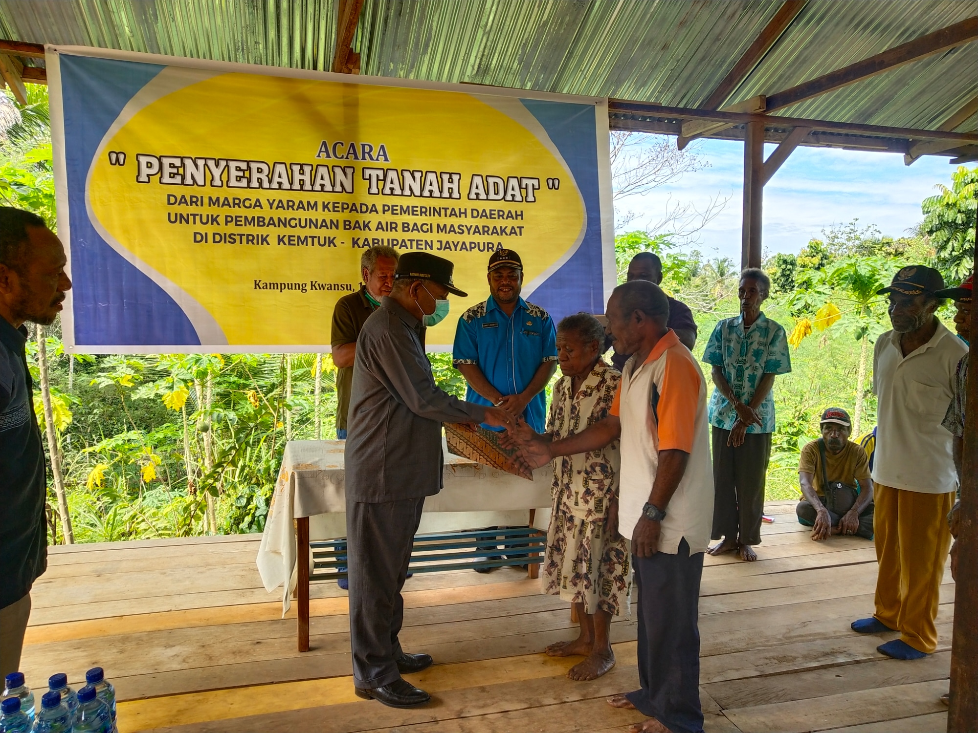 Bupati Jayapura Mathius Awoitauw ketika menerima dokumen penyerahan tanah dari masyarakat adat.