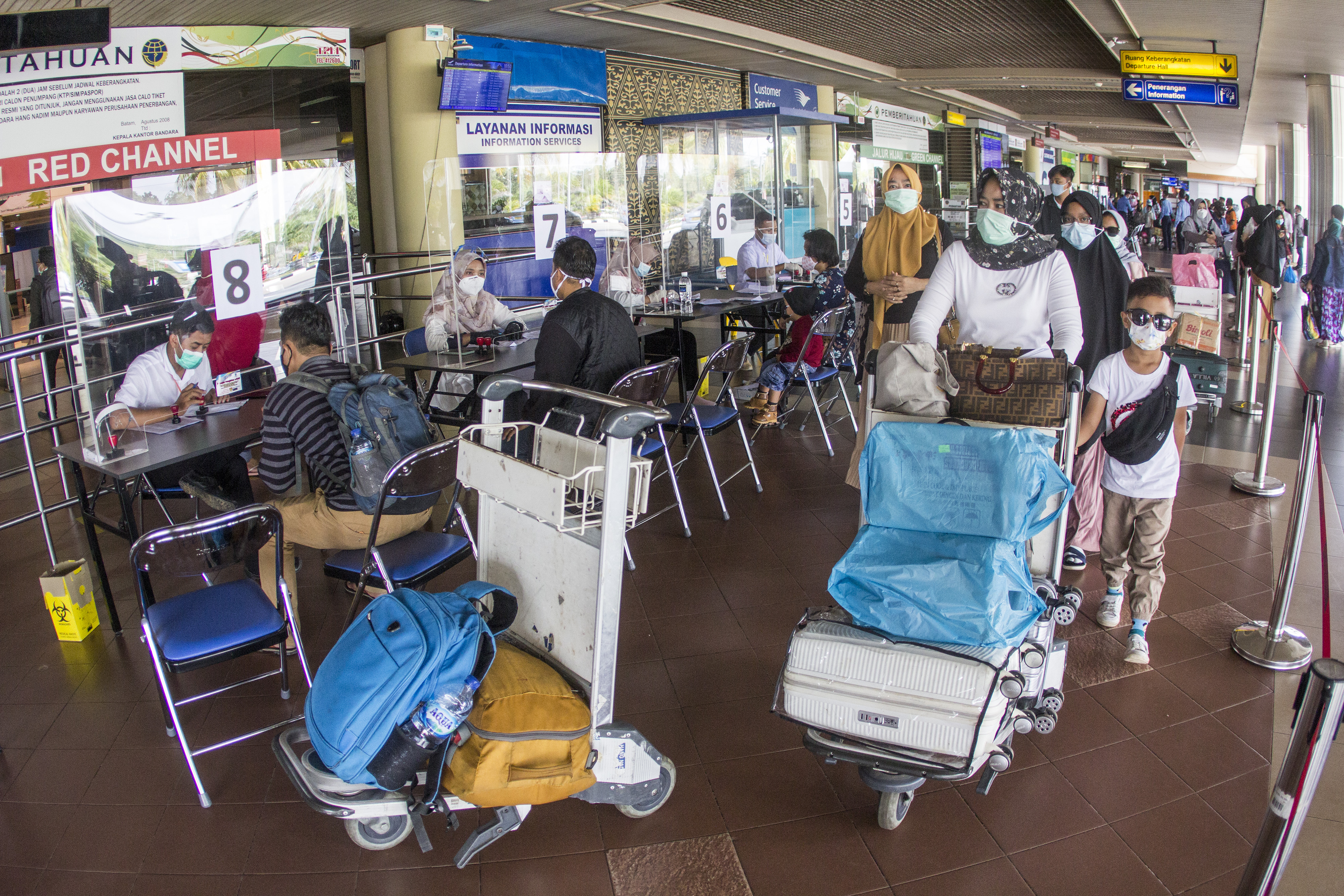 Petugas Rumah Sakit BP Batam melayani calon penumpang pesawat udara melakukan pendaftaran tes cepat COVID-19 di area Bandara Hang Nadim.