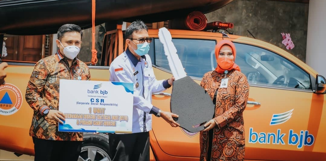 Bank BJB, Widi Hartoto menyerahkan satu unit kendaraan dalam penanggulangan bencana kepada BupatiCiamis, Herdiat Sunarya di Halaman Pendopo