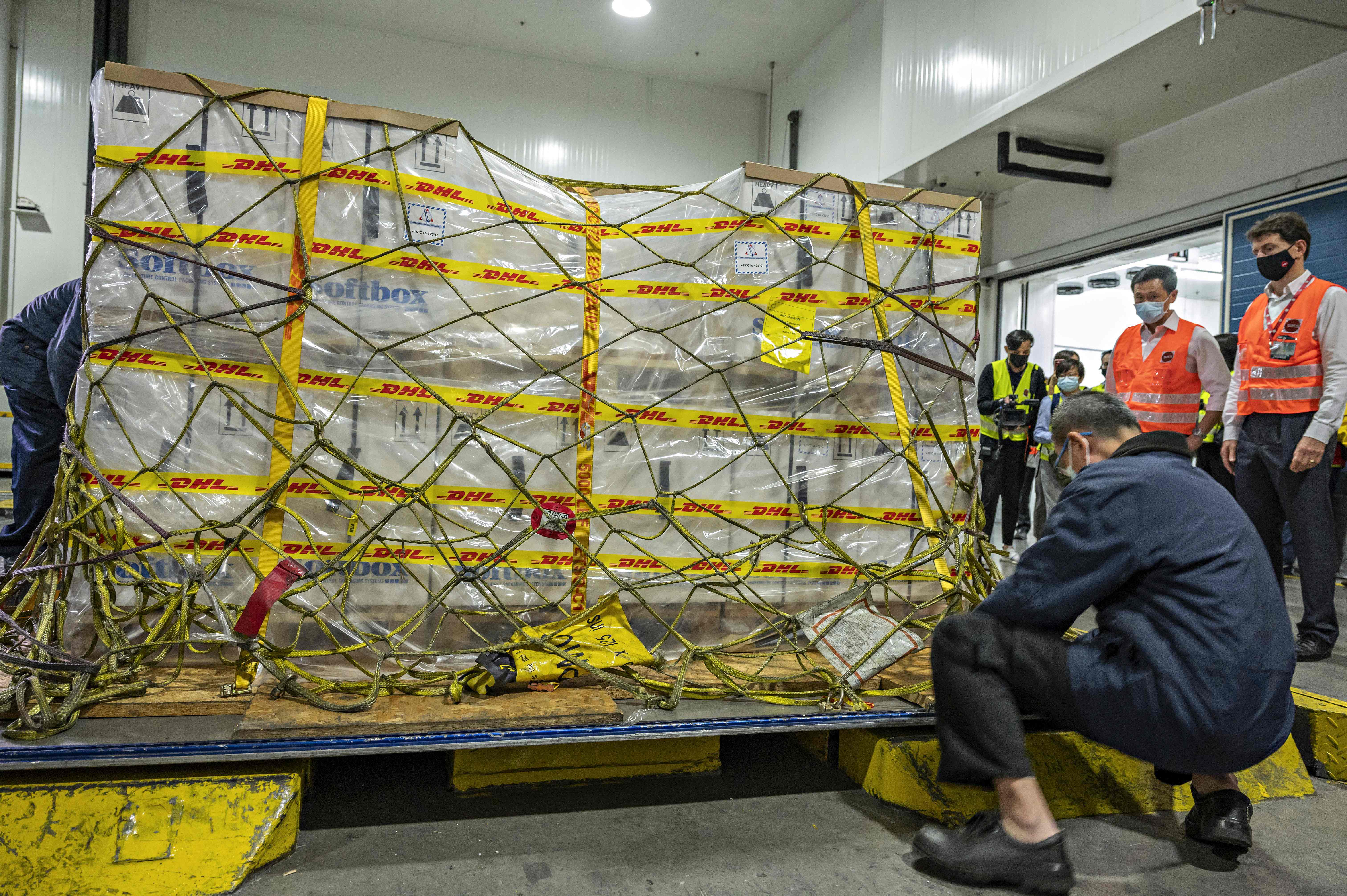 Vaksin hasil pengembangan Pfizer-BionTech tiba di Bandara Changi, Singapura, Senin (21/12/2020).