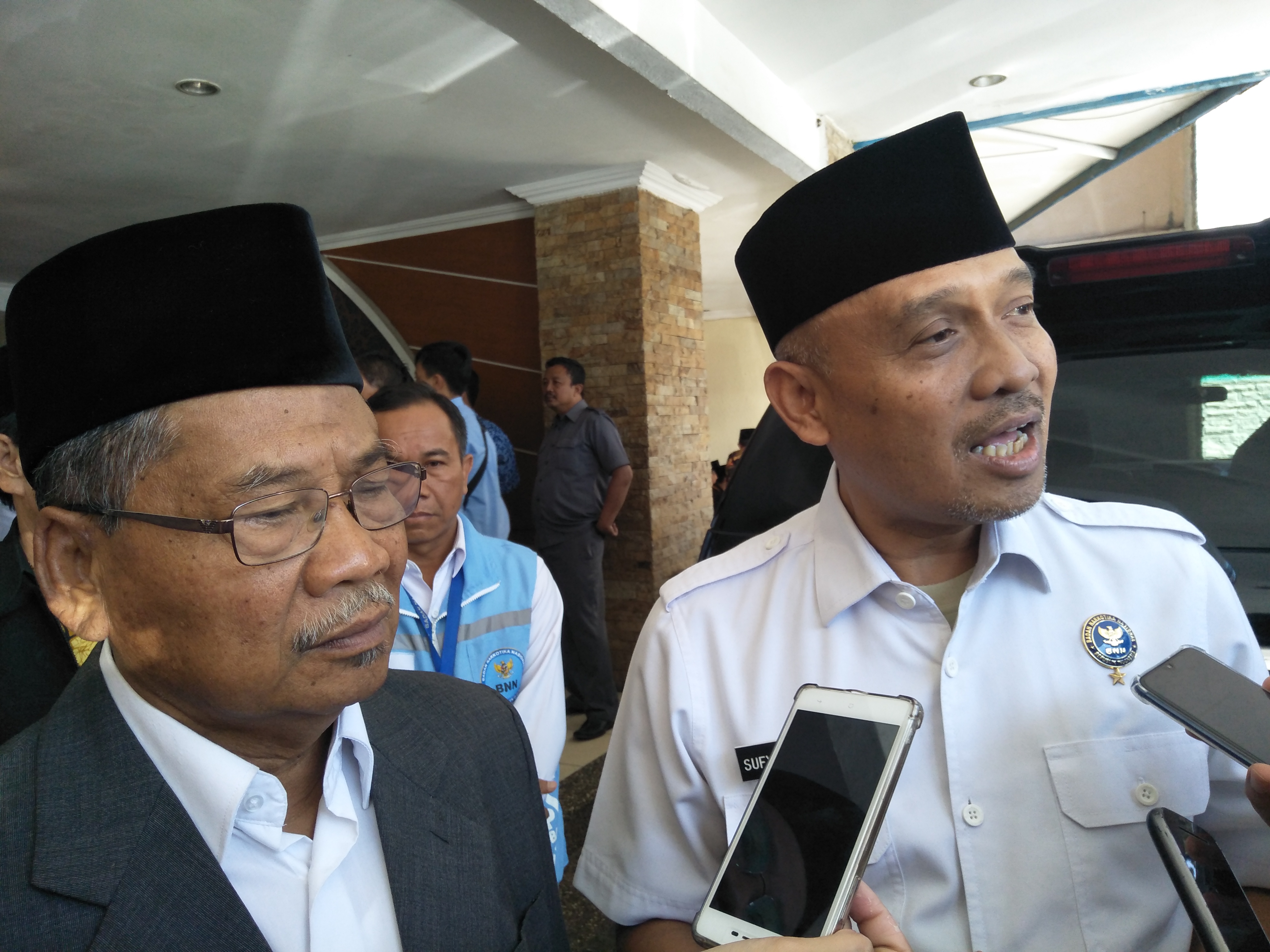 Ketua mui jabar rachmat syafei (kiri).