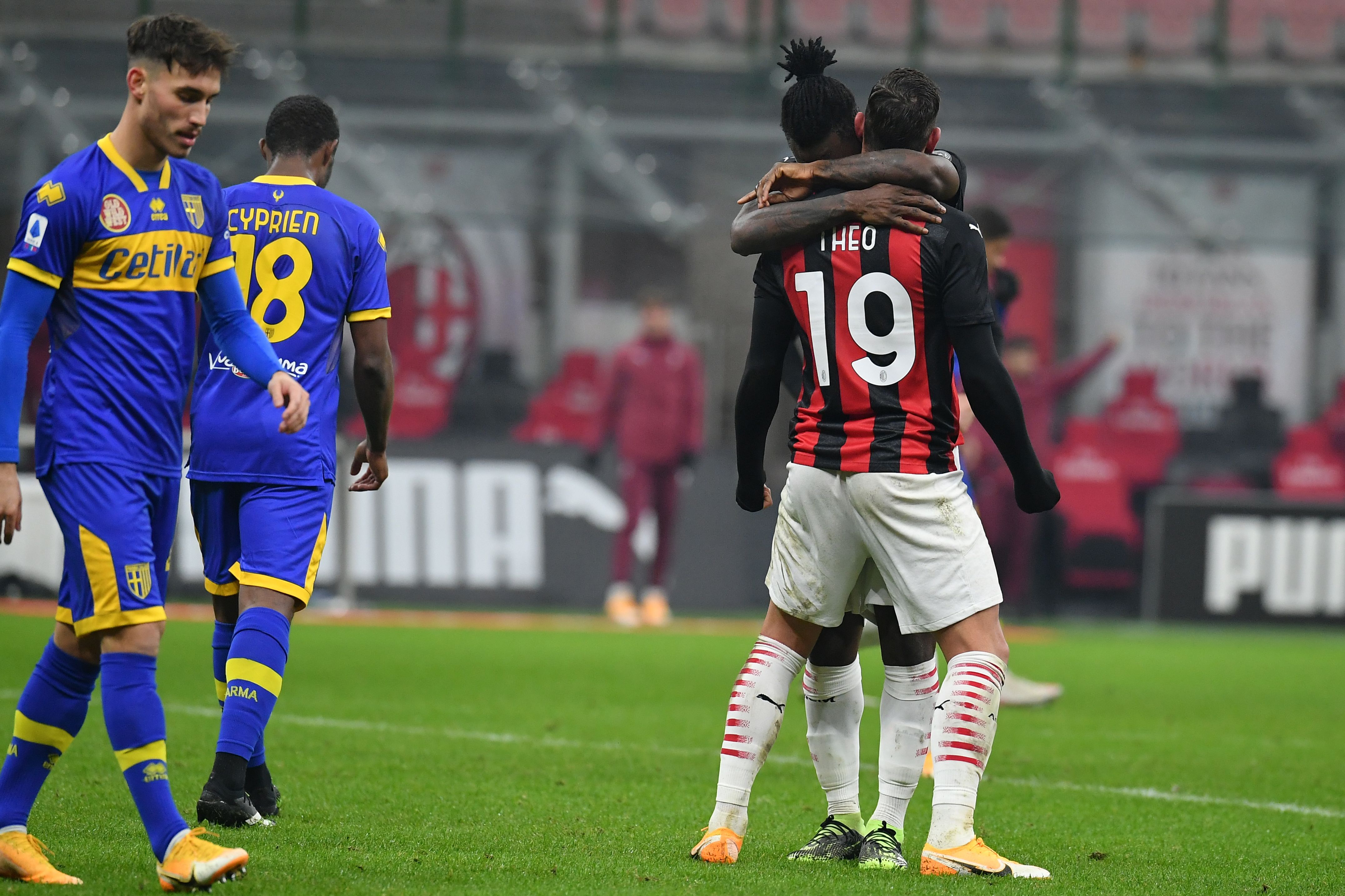 Bek AC Milan Theo Hernandez melakukan selebrasi bersama Franck Kessie usai mencetak gol ke gawang Parma di laga Serie A.