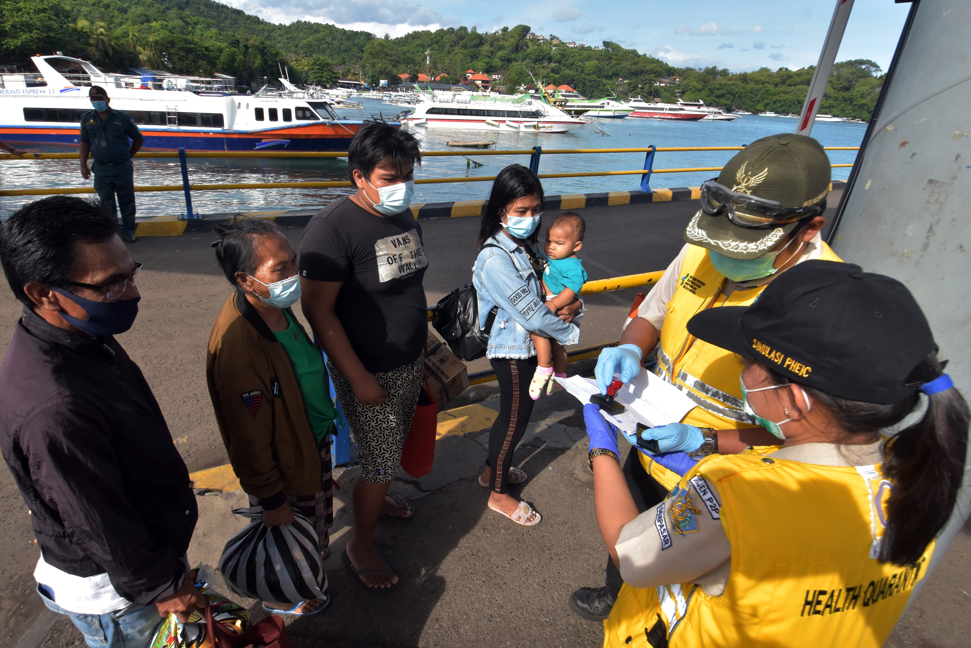 Petugas KKP Kelas I Denpasar memeriksa surat rapid test antigen milik warga yang baru tiba di Pelabuhan Padangbai, Karangasem, Bali.