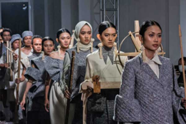 Pertunjukan instalasi tekstil, Lusi Pakan Sumbi: Failure De Couture.