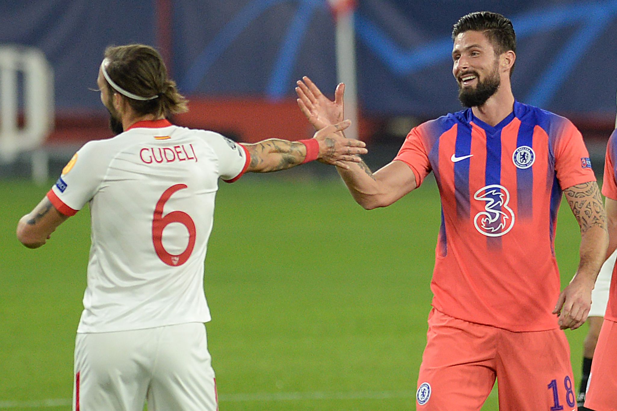 Striker Chelsea Olivier Giroud (kanan)