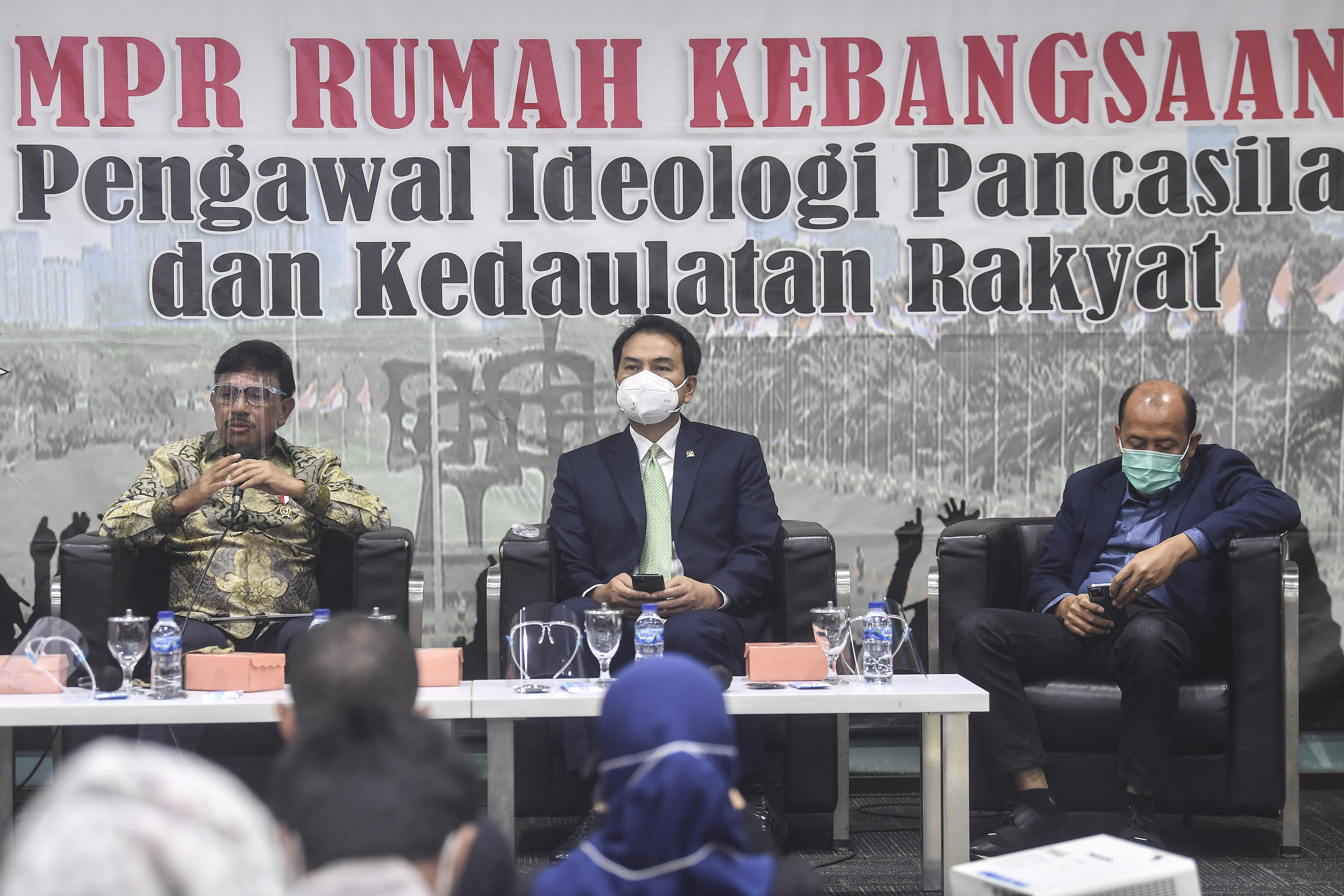 Menkominfo Johnny G Plate (kiri), Wakil Ketua DPR Azis Syamsuddin (tengah) dan Wakil Ketua Komisi II DPR Saan Mustofa, Selasa (7/12).