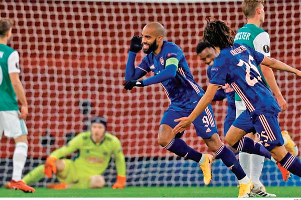 Striker Arsenal Alexandre Lacazette (tengah) merayakan gol yang dicetaknya ke gawang Rapid Wien 