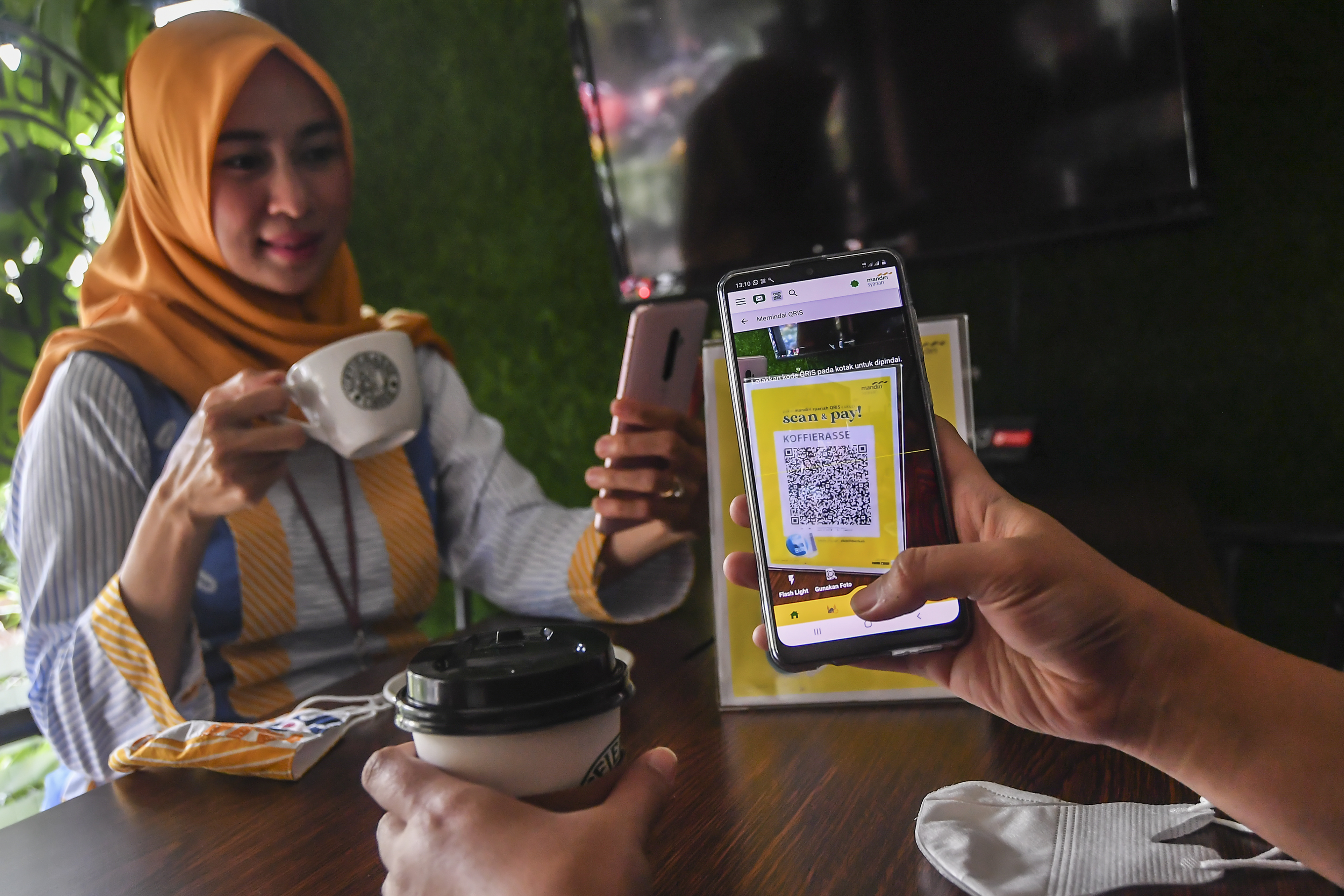 QRIS BSM METODE PEMBAYARAN DI ADAPTASI KEBIASAAN BARU: Warga melakukan pembayaran menggunakan Quick Response Code Indonesia Standard (QRIS).