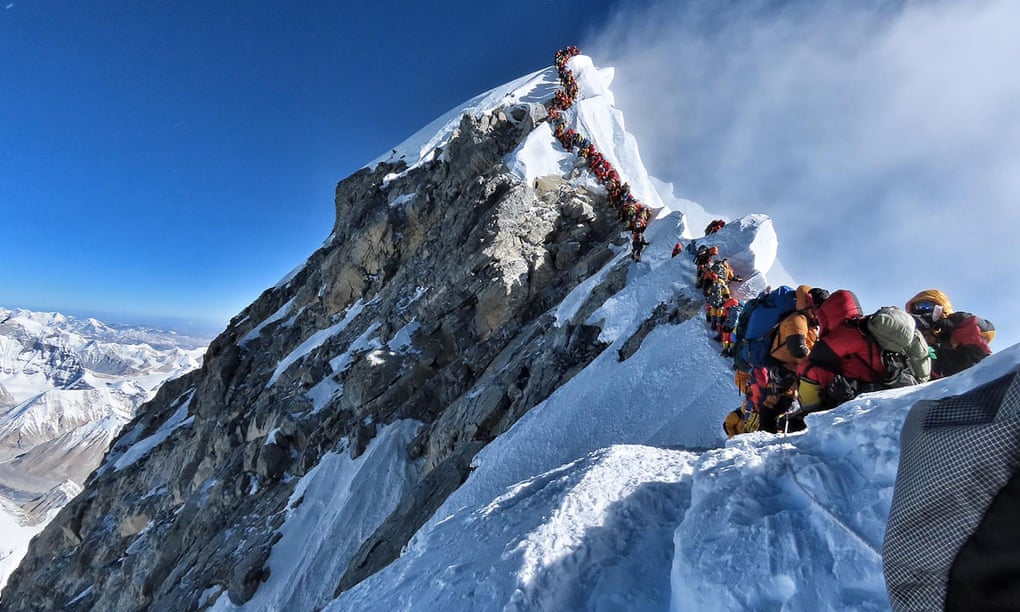 Pendaki tengah mengantre menuju atap dunia, Puncak Everest, Mei 2019.