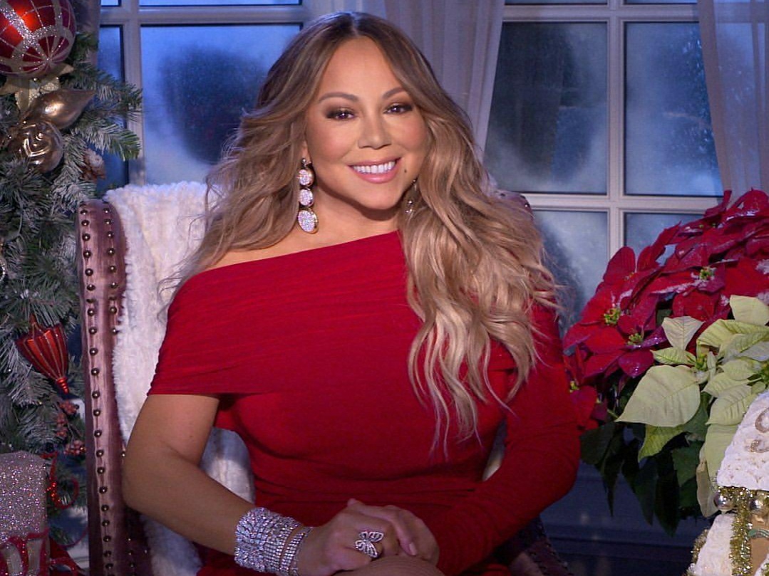 Mariah Carey menggunakan perhiasan UBS Gold