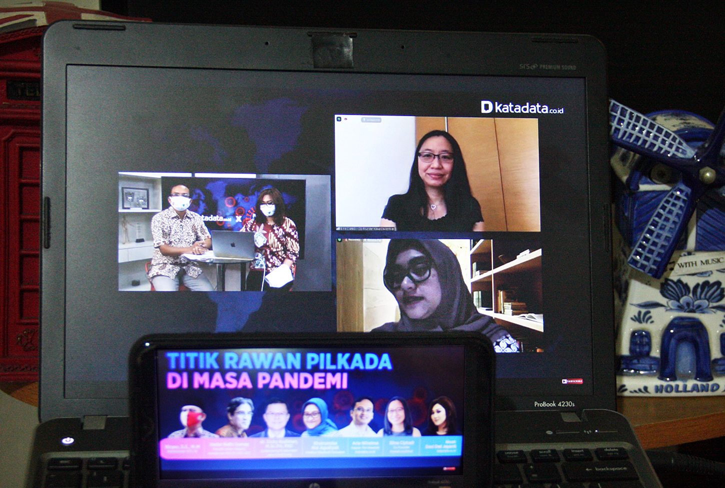 Direktur Eksekutif Perludem Khoirunnisa Nur Agustyati (bawah). 