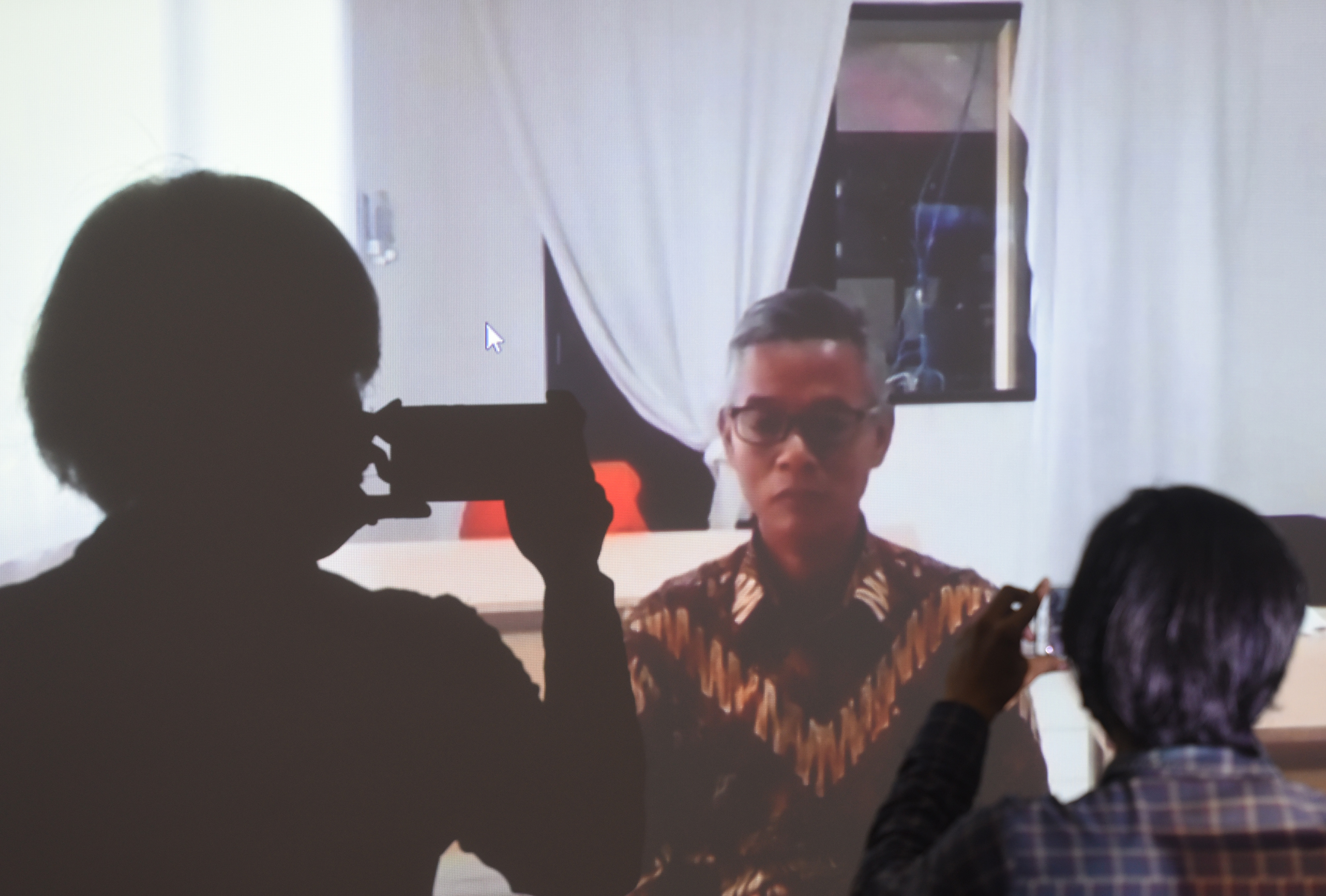 Pewarta mengambil gambar terdakwa mantan Komisioner KPU Wahyu Setiawan yang sedang menjalani sidang pembacaan vonis, 24 Agustus lalu.