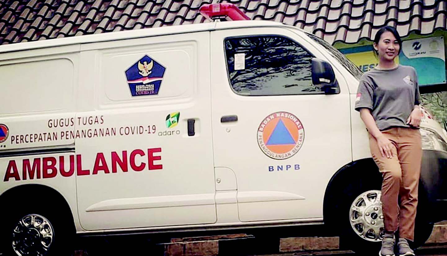 MERANGKAP SOPIR AMBULANS: Ika Dewi Maharani tercatat sebagai satu -satunya sukare lawan medis perempuan di bawah naungan Relawan Gugus Tugas