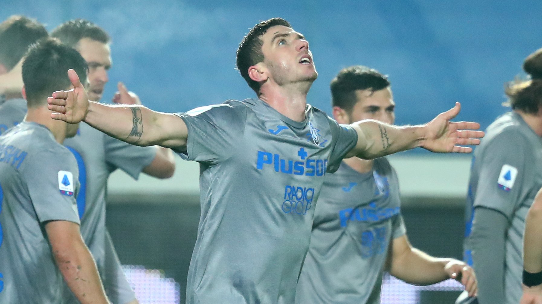 Para pemain Atalanta melakukan selebrasi usai mencetak gol ke gawang AS Roma di laga Serie A.