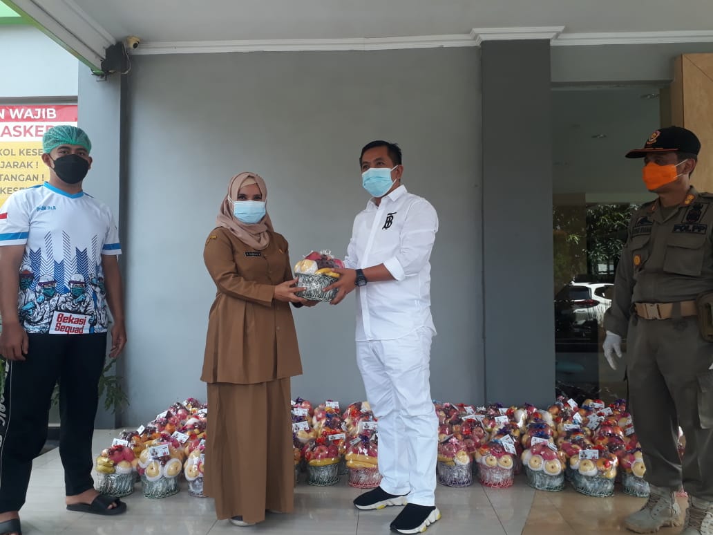 Aep Syaepuloh Beri Ratusan Parsel Bagi Pasien Covid-19 di Karawang