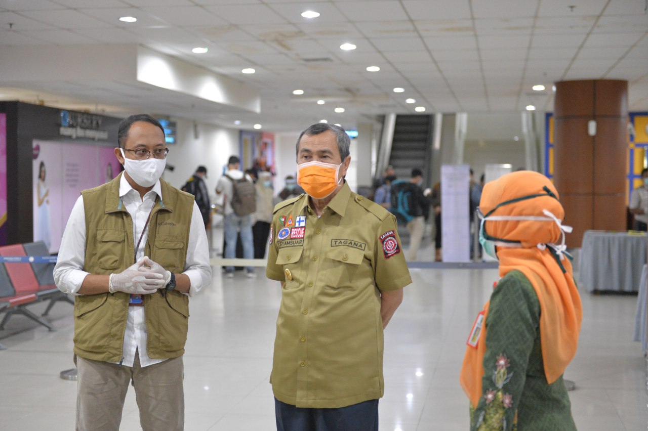 Gubernur Riau Syamsuar (tengah).