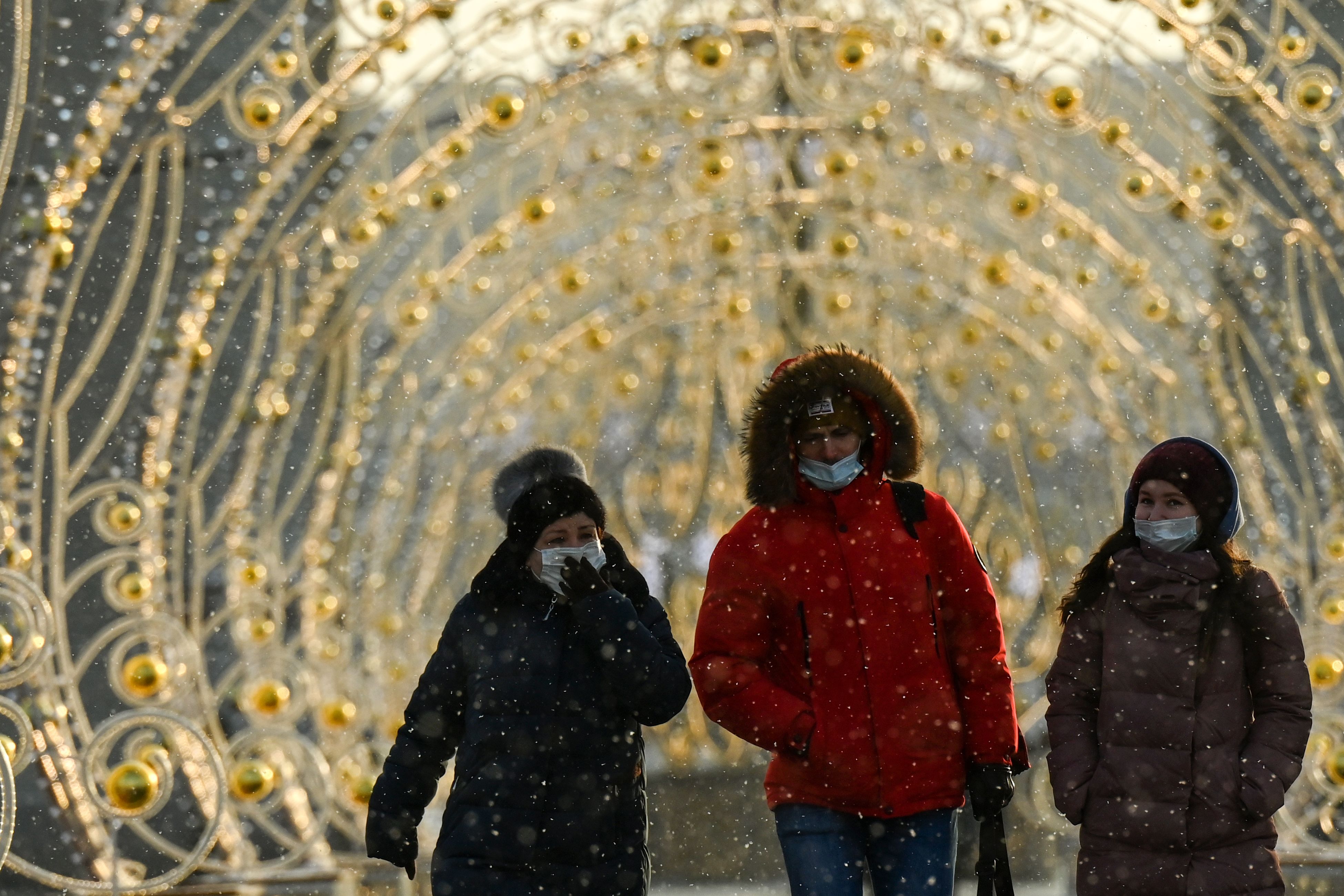 Warga Rusia menggunakan masker untuk cegah paparan covid-19