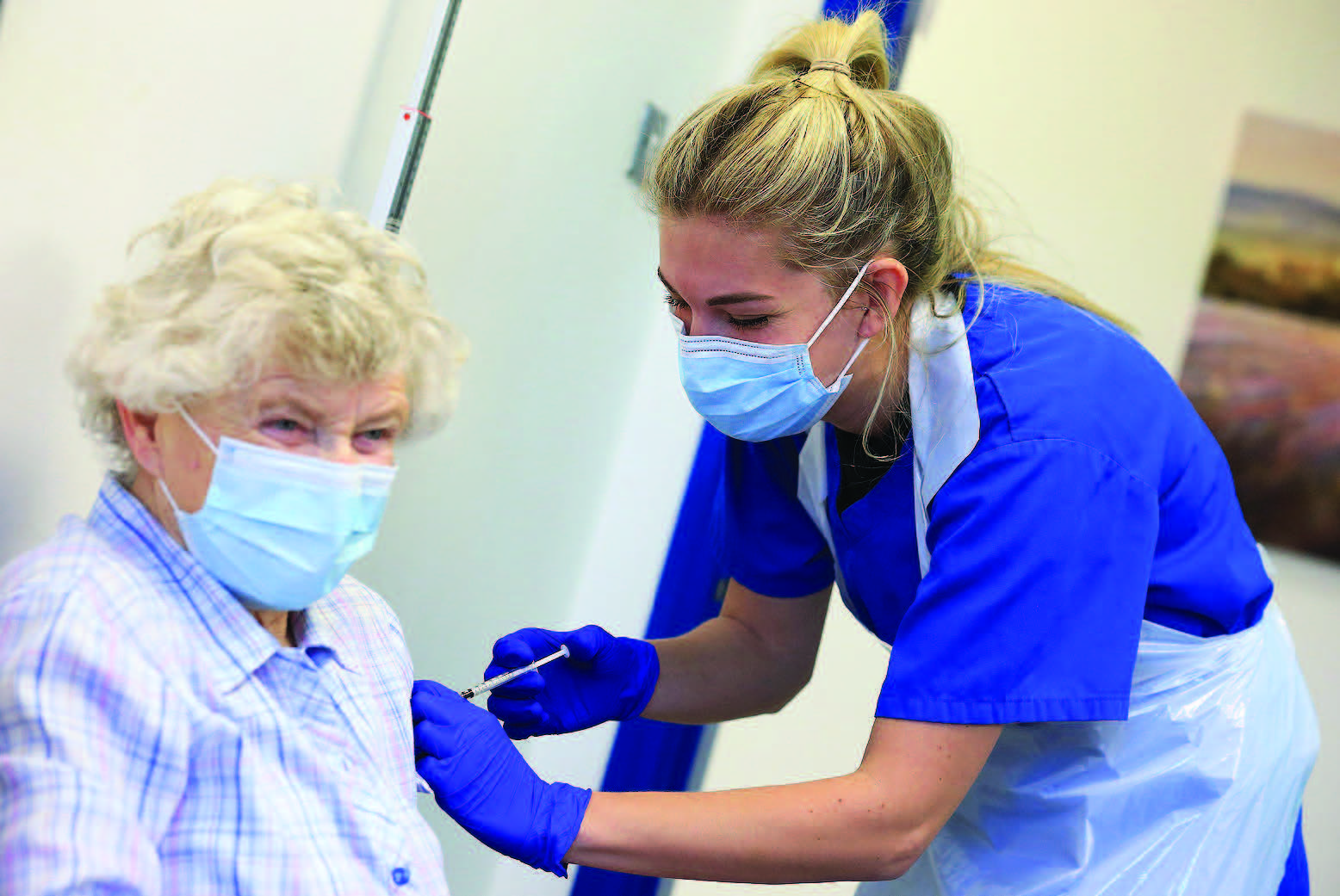 VAKSIN COVID-19: Perawat Terri Welch (kanan) memberikan vaksin Pfizer-BioNTech Covid-19 kepada pasien di Haxby, Inggris Utara, kemarin.