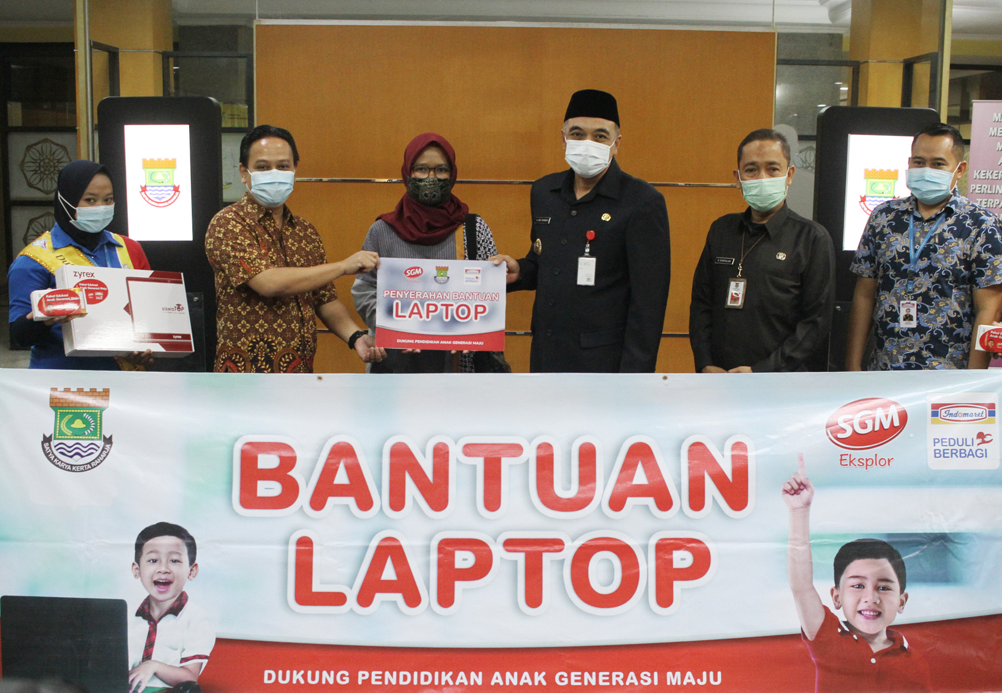 SGM Eksplor bekerja sama dengan Indomaret menyalurkan 1.000 paket sarana pendidikan senilai Rp3,63 miliar.