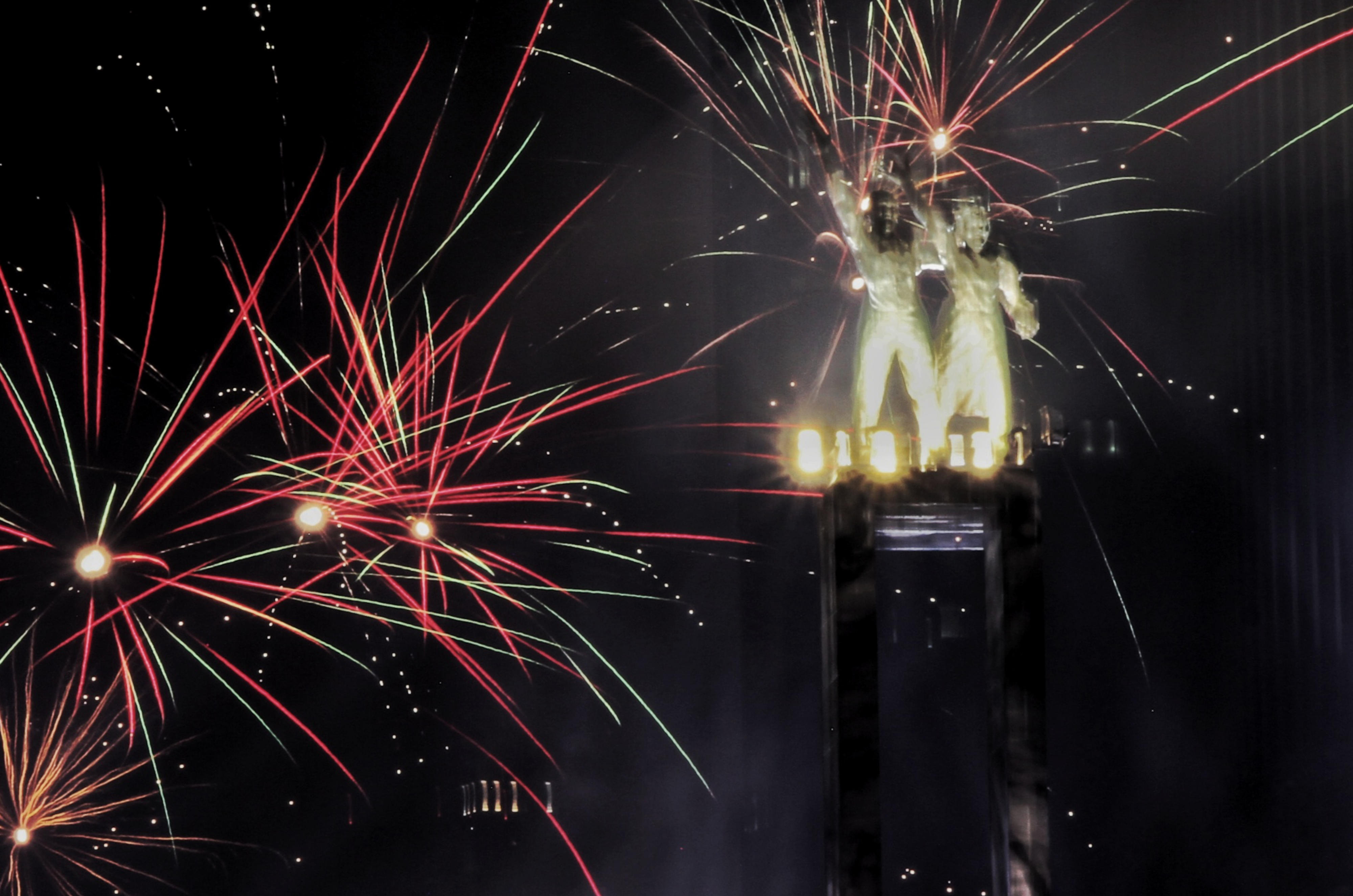 Suasana malam pergantian tahun di kawasan Bundaran HI, Jakarta.